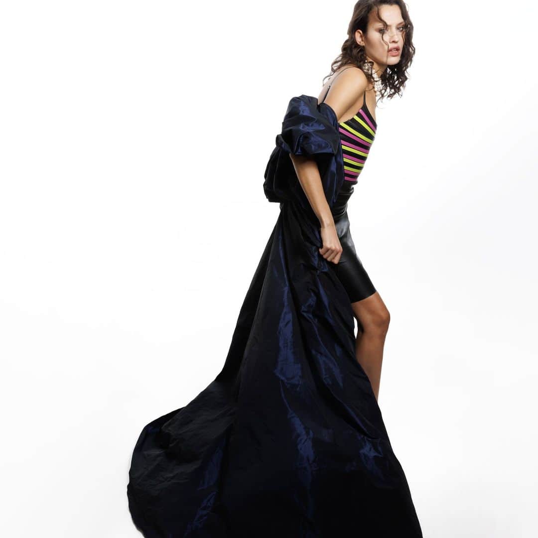 ジトロワのインスタグラム：「Feeling colorful and confident in tour ‘MINORAY Multicolor Dress with Straps in Stretch Leather’ 🌈 Thank you @lofficielmaroc for the feature!  #multicolordress #stretchleather #fashionista  Photographe : Camellia Menard @camelliamenard Styliste : Etienne Jeanson @jnsn_fashion (@etiennejeanson) Hair & Make Up : Morgane Hilgers @morganehilgers Model : Darya Abdulova @dashulya.abdulova Special thanks to @apartproduction」
