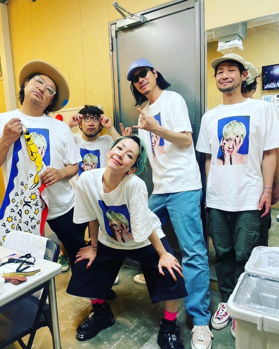 Curly Giraffeさんのインスタグラム写真 - (Curly GiraffeInstagram)「カエラちゃんツアー初日終了。  凄い事になってるので皆様是非‼️  ■2023年5月11日(木)　東京 SHIBUYA CLUB QUATTRO 開場18:00　開演19:00 <お問い合わせ> ホットスタッフ・プロモーション 03-5720-9999 https://www.red-hot.ne.jp/  ■2023年5月25日(木)　大阪 UMEDA CLUB QUATTRO 開場18:15　開演19:00 <お問い合わせ> 清水音泉 06-6357-3666 https://www.shimizuonsen.com/   ■2023年6月7日(水)　愛知 NAGOYA CLUB QUATTRO 開場18:15　開演19:00 <お問い合わせ> サンデーフォークプロモーション 052-320-9100 http://www.sundayfolk.com/  ■2023年6月9日(金)　福岡 DRUM Be-1 開場18:30　開演19:00 <お問い合わせ> キョードー西日本 0570-09-2424 http://www.kyodo-west.co.jp/main.php  ■2023年6月18日(日)　札幌 cube garden 開場16:00　開演16:30 <お問い合わせ> WESS info@wess.co.jp https://wess.jp  ■2023年6月23日(金)　東京 Zepp DiverCity 開場18:00　開演19:00 <お問い合わせ> ホットスタッフ・プロモーション 03-5720-9999 https://www.red-hot.ne.jp/  #木村カエラ」5月12日 0時57分 - curly_giraffe