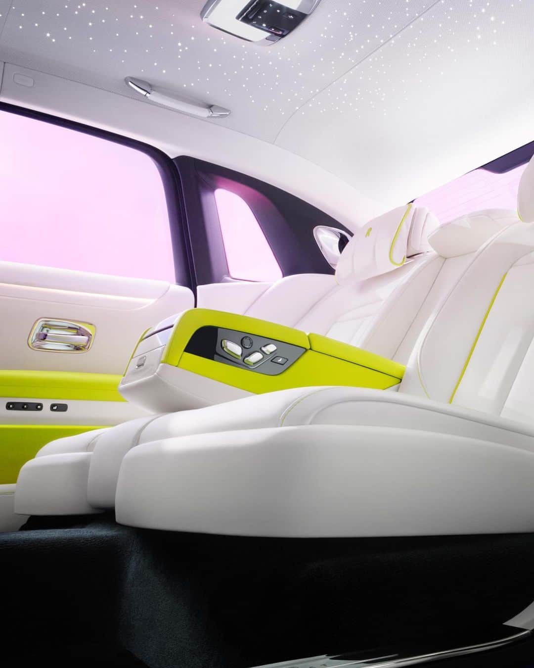 ロールス・ロイスさんのインスタグラム写真 - (ロールス・ロイスInstagram)「Enter the tailored realm of #RollsRoyceGhost.  Its minimalist sensibility flows from exterior to interior, inviting you to imagine your ideal cabin.  Discover #RollsRoyceGhost; link in bio.  #BespokeIsRollsRoyce  — NEDC (combined): CO2 emission: 343 g/km; Fuel consumption: 15.0 l/100km / 18.8 mpg. WLTP (combined): CO2 emission: 359-347 g/km; Fuel consumption: 15.8-15.2 l/100km / 17.9 – 18.6 mpg. Further information: https://www.rolls-roycemotorcars.com/en_GB/information/fb-dat-wltp.html」5月12日 1時00分 - rollsroycecars