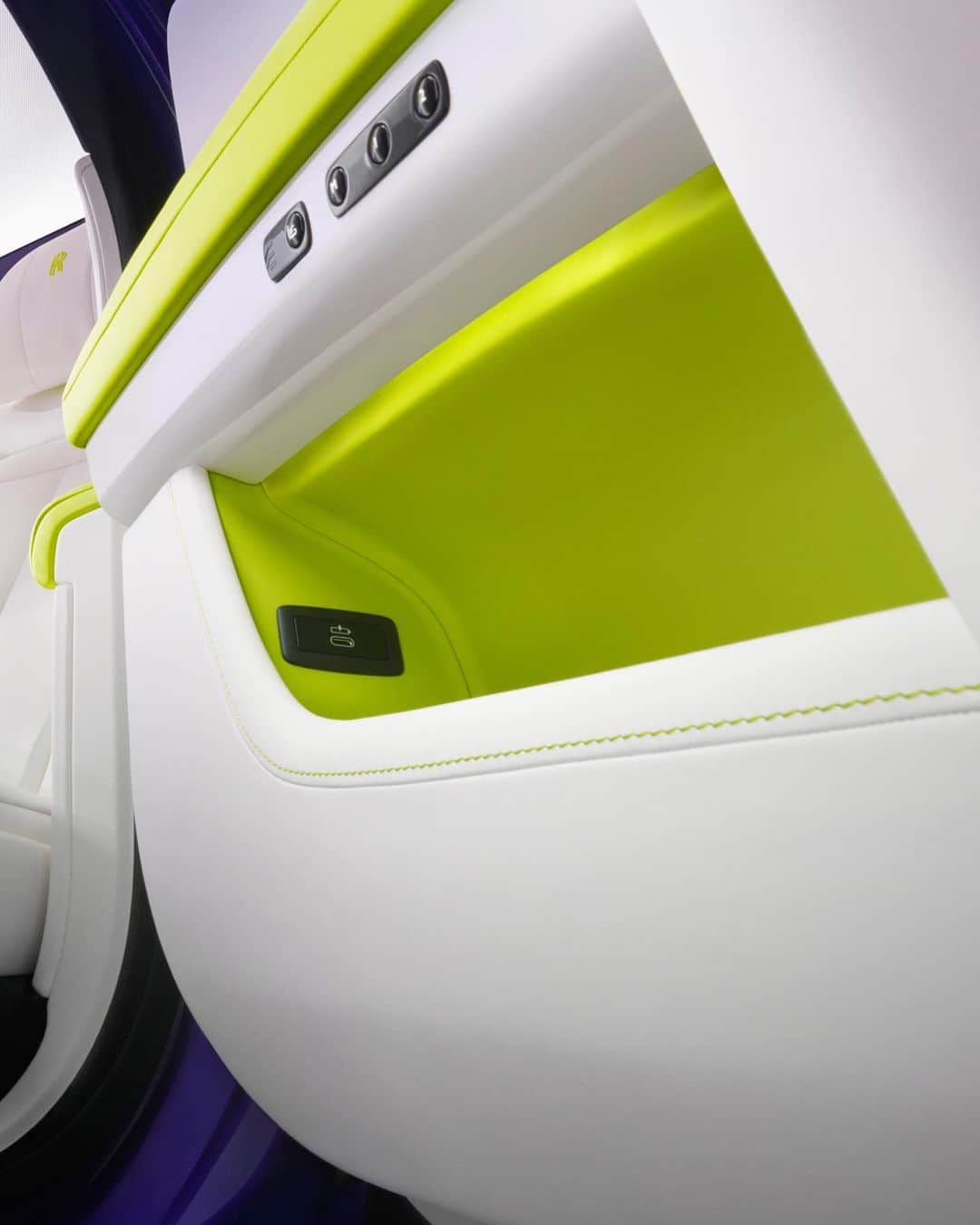 ロールス・ロイスさんのインスタグラム写真 - (ロールス・ロイスInstagram)「Enter the tailored realm of #RollsRoyceGhost.  Its minimalist sensibility flows from exterior to interior, inviting you to imagine your ideal cabin.  Discover #RollsRoyceGhost; link in bio.  #BespokeIsRollsRoyce  — NEDC (combined): CO2 emission: 343 g/km; Fuel consumption: 15.0 l/100km / 18.8 mpg. WLTP (combined): CO2 emission: 359-347 g/km; Fuel consumption: 15.8-15.2 l/100km / 17.9 – 18.6 mpg. Further information: https://www.rolls-roycemotorcars.com/en_GB/information/fb-dat-wltp.html」5月12日 1時00分 - rollsroycecars