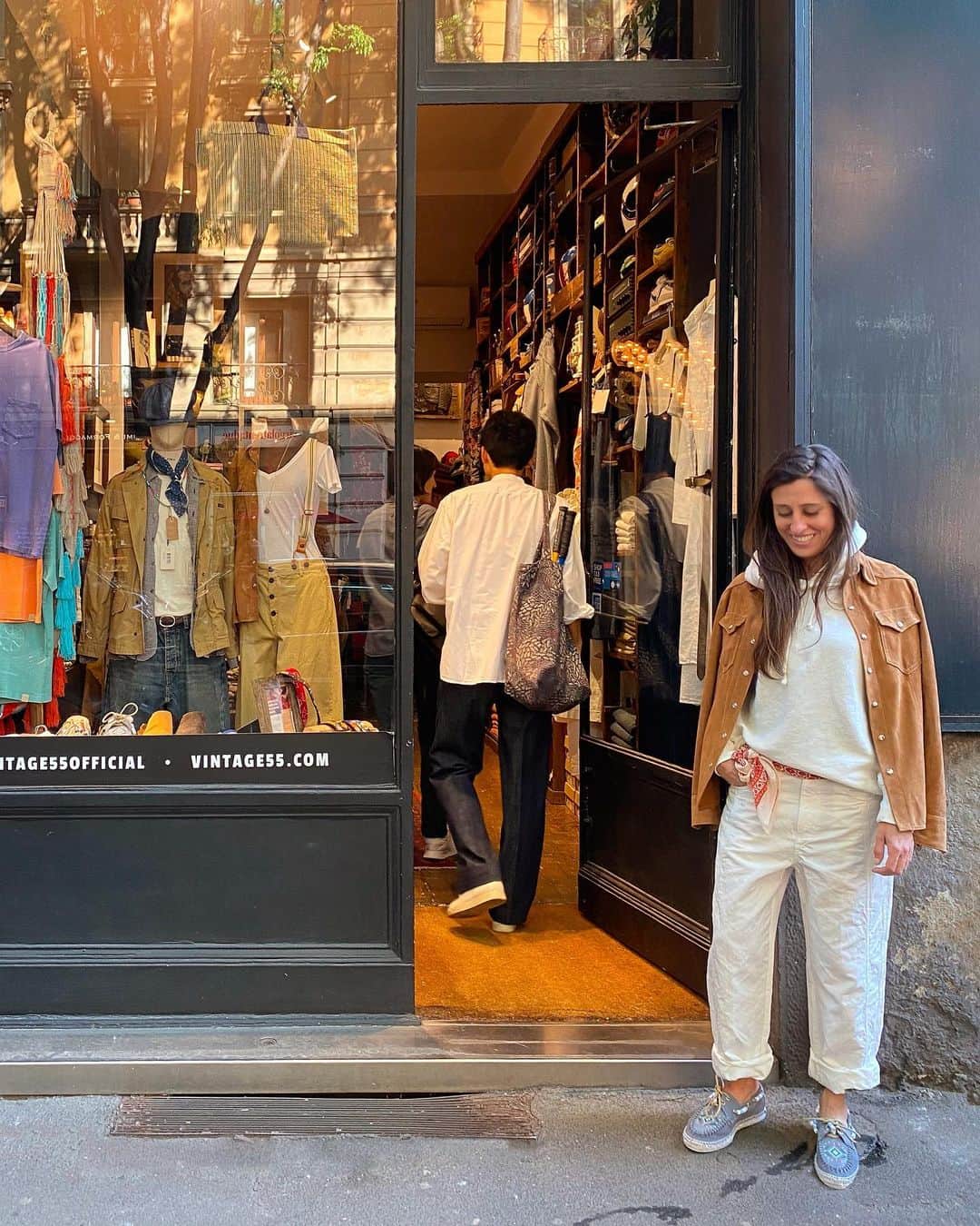 ヴィンテージ55のインスタグラム：「Every time the same story, we’re trying to take a shot of our collection in front of our store in Milano via Monti and then suddenly an epic photobombing!  Discover our latest leather shirt, white hoodie and carrot pant, directly from our women s/s collection.」