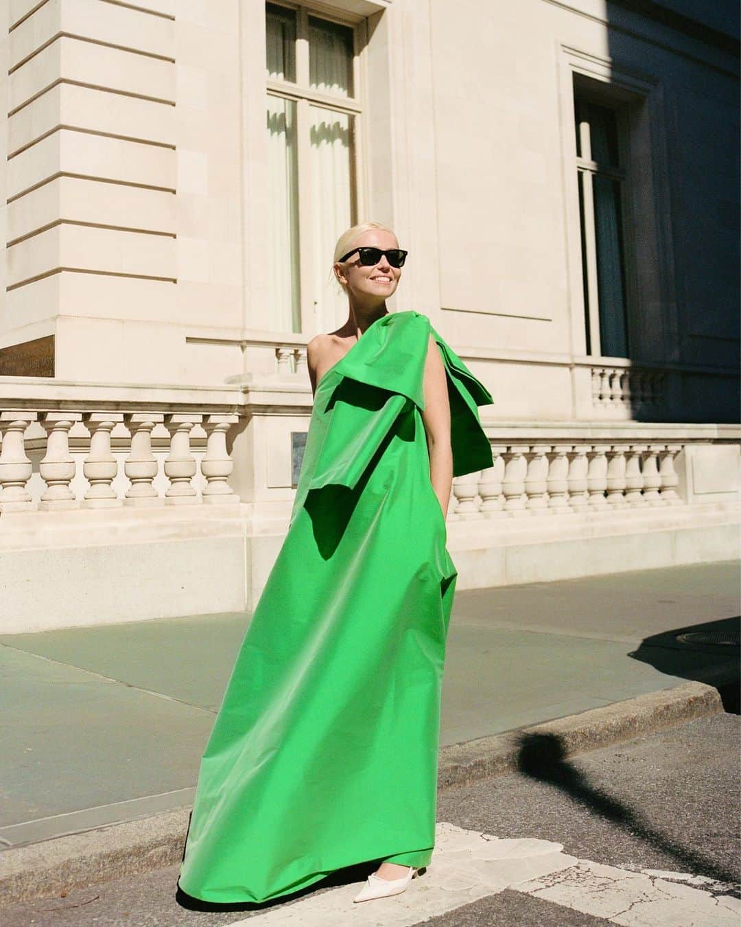MATCHESFASHION.COMのインスタグラム：「@bernadetteantwerp founders Bernadette and Charlotte de Geyter prove their iconic styles make waves at any age, wherever they’re worn – just pick your ideal hue or print.  Read the feature and shop the exclusive pieces at the link in bio.」