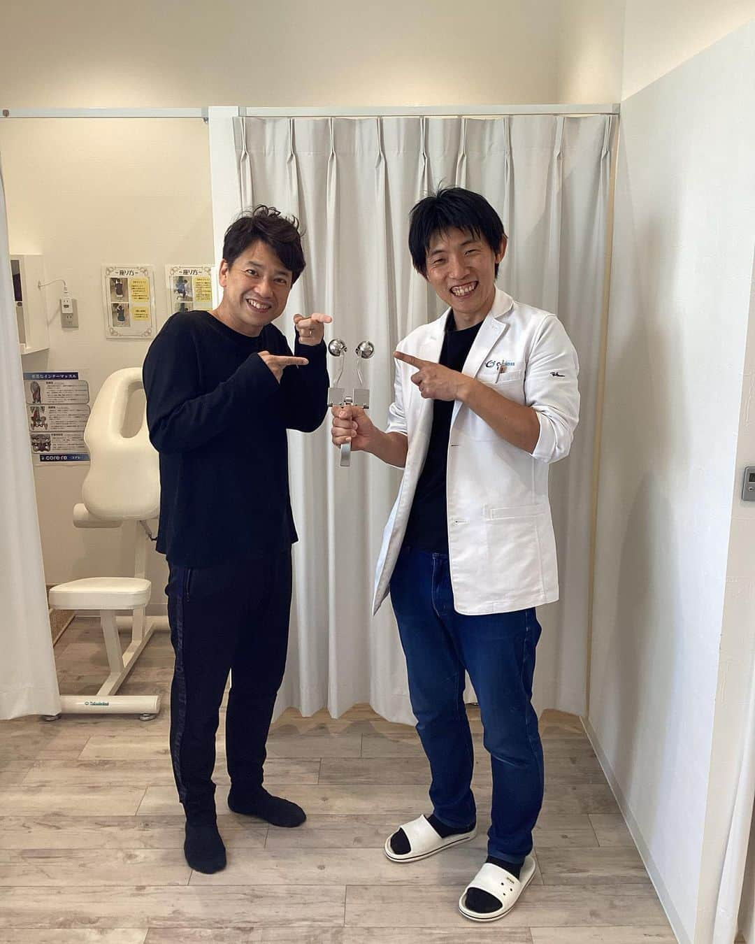 原田良也さんのインスタグラム写真 - (原田良也Instagram)「【アクア整骨院・野洲店】さんに ファミレスライブのチラシ貼らせてもらいました🤩  【アクア整骨院】さんは オーナーでありYouTubeやびわ湖放送『びわカン』などでも活躍されているホリ先生にいつもお世話になっていることから通わせていただいています‼️  今日は猫背矯正をしてもらいました🤭  背中を治療する器具ってこんなんなんですね🤣  ぜひ皆さんも 体を整えてからファミレスライブへいらっしゃっせぇ〜(=b^Д^)=b  《ファミレスライブin滋賀vol.113》 5月27日18時スタート チケット1,500円 会場：シライシアター野洲  《ファミレスライブin滋賀vol.114》 6月25日15時スタート チケット1,500円 会場：シライシアター野洲  #整骨院 #アクア整骨院 #野洲 #ホリ先生 #大西先生 #ファミレスライブ #シライシアター野洲 #置きチケ募集 #滋賀県 #住みます芸人 #ファミリーレストラン  ※置きチケ希望の方はコメントやDMください」5月11日 16時07分 - irasshassee