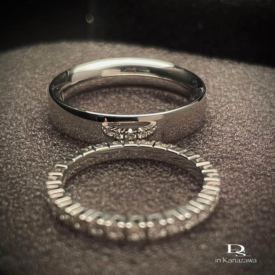 Danke schön ダンケ 金沢 結婚指輪 鍛造さんのインスタグラム写真 - (Danke schön ダンケ 金沢 結婚指輪 鍛造Instagram)「・ ・ ハイ🙌🏻 今日のバウアーさんは コレにします。 ・ ・ コレにします…と 言うよりも ・ ・ ココに注目… 着眼してください🙌🏻 ・ ・ こう言う2つの指輪がある場合 大抵は「爪留めフルエタニティ」に ピントを合わせてパシャリ📷 ・ ・ そしてダイヤキレイでしょうアピールですが… ダイヤは誰が言わ無くたって 『美しいモノ』って皆さんご存知 ・ ・ そんな事よりも 『地金屋鍛造』の指輪屋さんとしては ・ ・ そのダイヤを支えている『地金』 ・ ・ 地金に拘りその地金を使って 『輪』にするまでの プロセスに拘り抜くと ・ ・ ダイヤも溝（ライン）も段差などの 一切！装飾性ゼロにして ・ ・ 「鏡面加工」を施すと まさしく「鏡」のように… ・ ・ イヤ⁈ 「鏡」以上に写しす仕上がりに🙌🏻 ・ ・ みなさんはこの鏡面加工に 何を写し出してみたいですか？ ・ ・ もしかしたら？ 御自身の心が映し出されたりして…😅 ・ ・ なんだか怪しい宗教みたいな話に なってますが…🤣 ・ ・ この鏡面加工がフルエタニティの 爪1本1本に活かされての集合体が 🇩🇪クリスチャンバウアーの エタニティな訳ですよ。 ・ ・ 侮れない『地金』 けして表記されている PT/ＷＧ/YGなどだけでは 分からない世界感のお話でした。 ・ ・ みなさんは指輪を選ぶ時 どこに着眼してますか？ ・ ・ ・ ・ ・ 【鍛造削り出し】 🇩🇪クリスチャンバウアー 専門店 ・ ・ ワンランク上をいくノウハウの クリスチャンバウアーの選び方なら 『Danke schön 』 ・ ・ ・ —— 𝐃𝐚𝐧𝐤𝐞——— ▪︎ Instagramプロフィール 🔜 @danke2005  —————————————————————𝐒𝐜𝐡⍥𝐧——— ・ ・ #クリスチャンバウアー金沢 #鍛造指輪 #鍛造リング #結婚指輪 #結婚指輪オーダー #切削加工 #結婚指輪探し #結婚指輪選び #指輪探し #指輪選び #マリッジリング #結婚指輪金沢 #金沢結婚指輪 #セカンドリング #結婚指輪買い替え #地金屋鍛造 #ブライダルリング #結婚記念日 #ベビーリング #ドイツリング #自分へのご褒美   ------------------------------------------✈︎ ---------  鍛造削り出し 🇩🇪クリスチャンバウアー 専門店 『𝐃𝐚𝐧𝐤𝐞 𝐬𝐜𝐡⍥𝐧』 ・ • 営業時間 am11:00〜pm9:00 • 定休日 : 木曜日 • 駐車場 : 店舗前OK • ご予約 : 優先 ・ ・ ——𝐃𝐚𝐧𝐤𝐞——————————————— ▪︎トップページ 🔜 @danke2005 ———————————————————-𝐒𝐜𝐡⍥𝐧—————」5月11日 16時11分 - danke2005