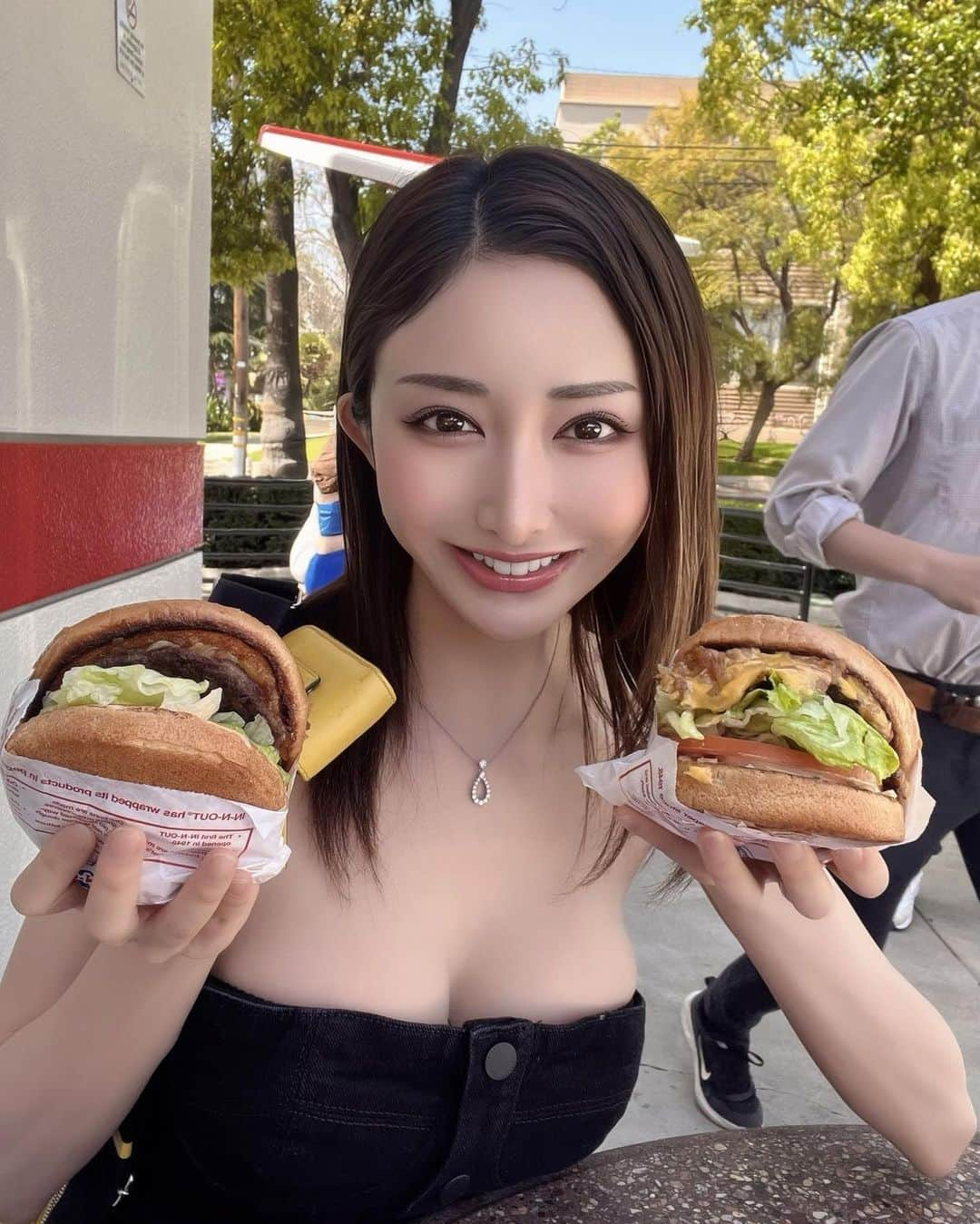 メイサさんのインスタグラム写真 - (メイサInstagram)「in-N-Out Burger🍔☀️  この間他院の眉毛ｱｰﾄﾒｲｸ除去しに表参道ﾒﾃﾞｨｶﾙｸﾘﾆｯｸに行ってきました！色素に合わせてﾚｰｻﾞｰの設定細かく変えてくれて良かった🥹  それと夏に向けて中からも 外からも紫外線対策を完璧にしたくて ◎エムディア ホイップウォッシュ ◎エムディア ＥＧＦリニューローション ◎U・Vlock ◎プラスリストア ＵＶ ローション も購入してきたよ❣️  クリニック専売品で成分も 使用感も優秀すぎるからほんとｵｽｽﾒです✨  ご来院の際に、私の会員番号【2004668308742】をお伝えすれば、2023年6月末までの期間限定で、当日使用できる『9,000円分』のﾎﾟｲﾝﾄをﾌﾟﾚｾﾞﾝﾄくれるそうです！  友人紹介制度の詳細は公式アカウントのハイライトや投稿から確認してね⇩ @motesando_medical_clinic  #表参道メディカルクリニック #表参道メディカルクリニック六本木本院 #アートメイク除去 #ピコレーザー ##レーザー除去 #プラスリストア #エムディア #サンソリット  #美容皮膚科 #美容クリニック #inoutburger #旅好きな人と繋がりたい #losangeles」5月11日 16時16分 - meisa_0728