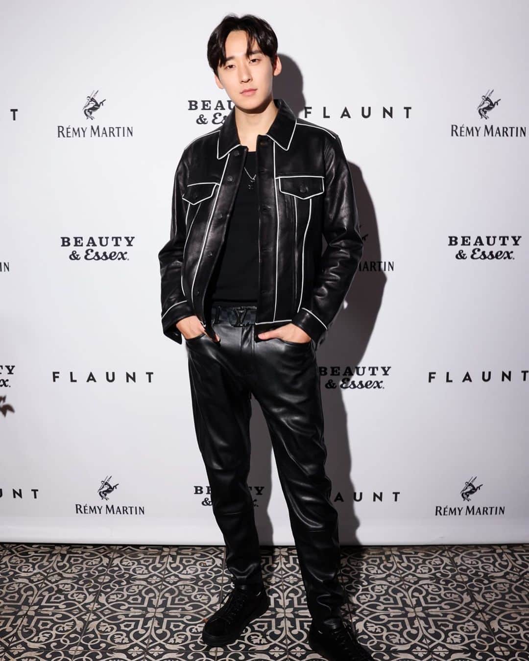 ケビン のインスタグラム：「@flauntmagazine 🖤」