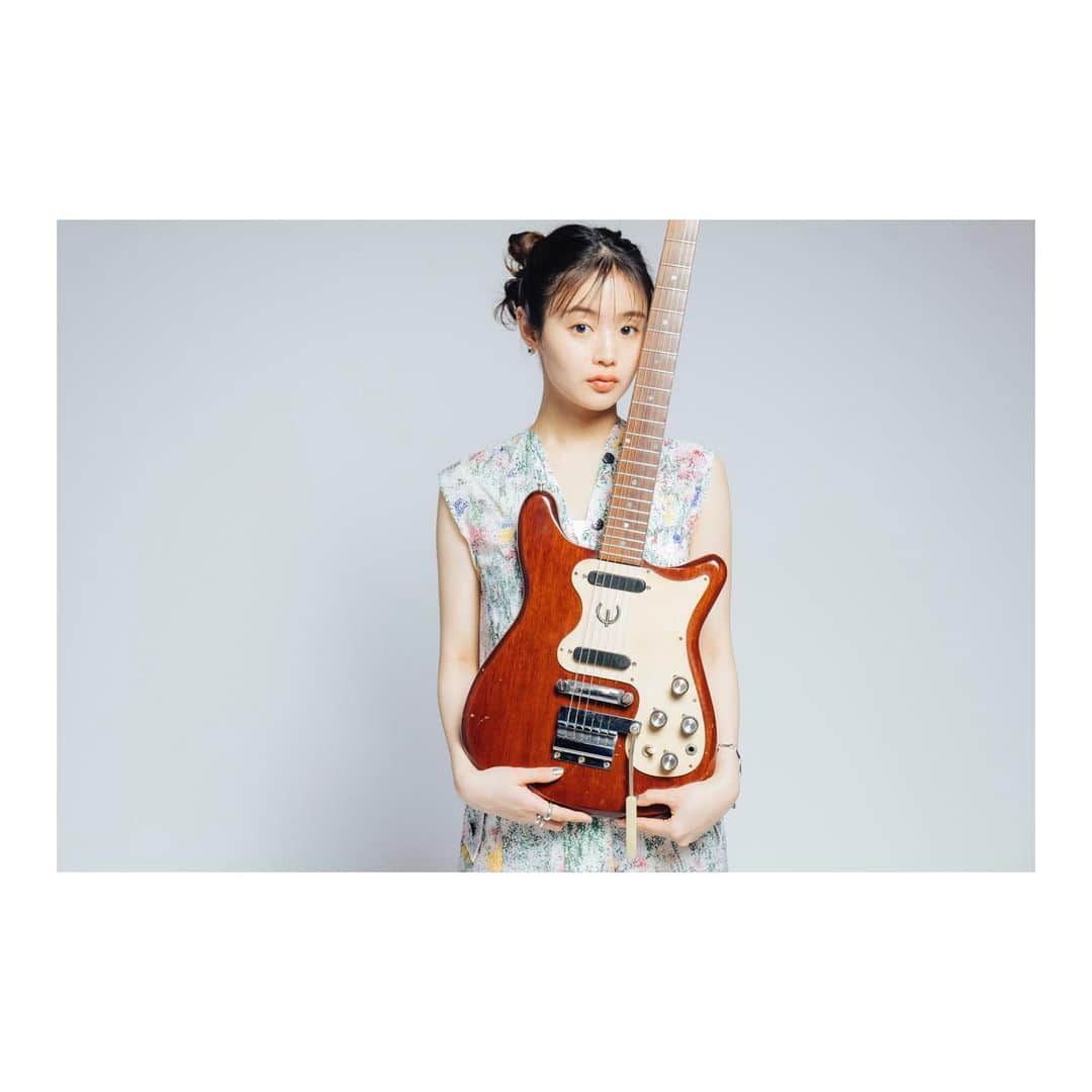 藤原さくらのインスタグラム：「Epiphone150周年 おめでとうございます🎊  かわいいOlympicちゃんを抱き 150周年の特設サイトにて 色々と語らせていただいております  本当に今でもギターをジーッと見つめて 「かわええ…」と呟いてしまうよ  #ギター #epiphone  #olympic」