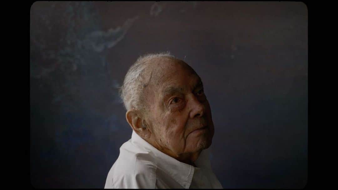 パワーハウスミュージアムのインスタグラム：「We are deeply saddened by the recent passing of designer and auto dealer, William F ‘Bill’ Buckle (1926-2023).   Buckle Motors was established in 1927 by Bill’s father, William G Buckle. Bill spent his early years involved in various forms of motorsport in Australia and the UK. He joined the family business following his own father’s passing, when Bill was just 19 years of age.   In the 1950s, Bill began experimenting with the design and construction of fibreglass-bodied sports cars. He travelled to Bavaria and obtained the rights to produce fibreglass bodies for Goggomobil cars in Australia. His first design was the Goggomobil Coupe, a small car that appealed to people’s desire to travel and explore, affordably, in the post-war era. Building on the Coupe’s success, Bill then designed the Goggomobil Dart, two-seater, doorless sports car, with an innovative body design fabricated from just two fibreglass parts. Both were instant successes with the Australian public.   In 2021 the Powerhouse was fortunate to collaborate with Bill Buckle on the Microcars exhibition, for which he loaned two cars, a Coupe and a Dart, from his private collection. In an interview recorded for the exhibition, Bill spoke with passion about designing and manufacturing these innovative little cars.  🎥 ‘Bill Buckle - Automotive Designer and Dealer’ by @yeoseop @christopher__miles」
