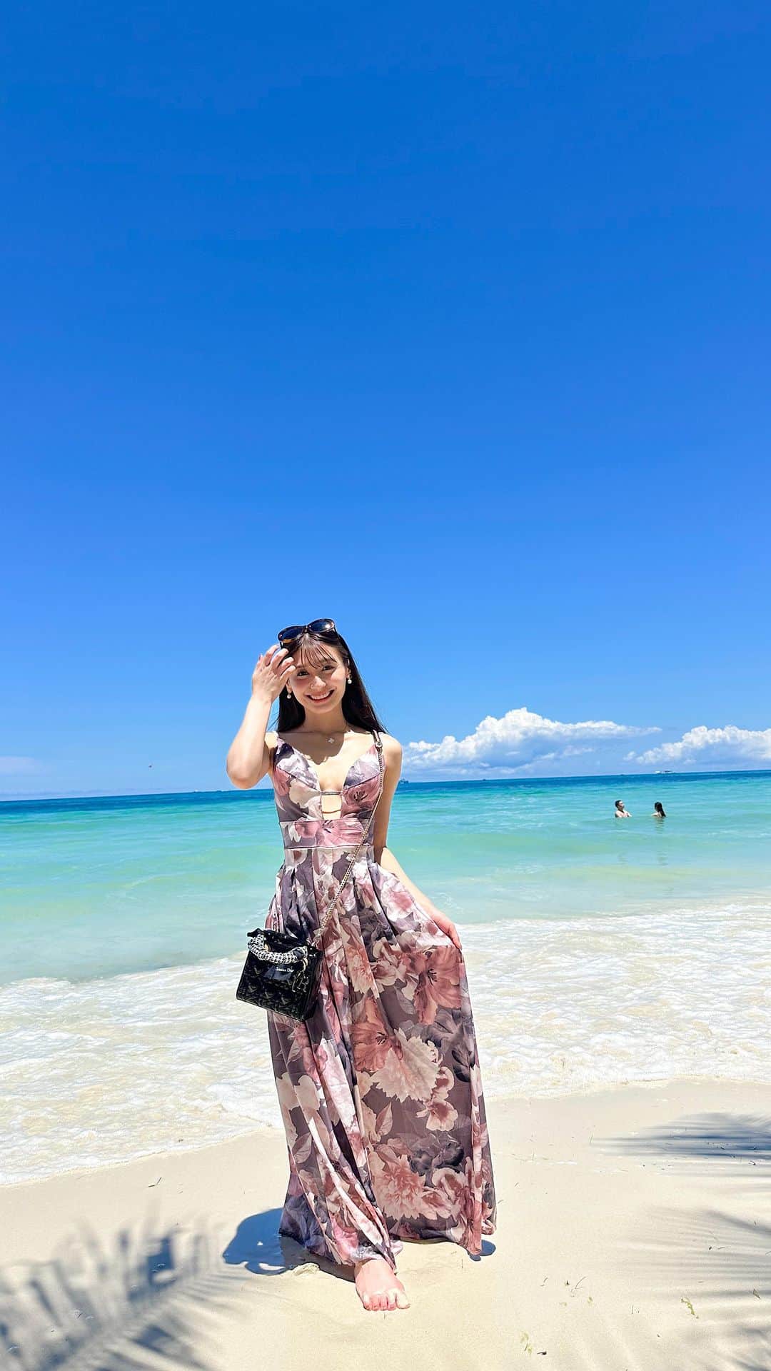椚ありさのインスタグラム：「Boracay Island🇵🇭🤍  海が本当に綺麗で癒されたなあ ワンピースのまま海に入った😊♡」