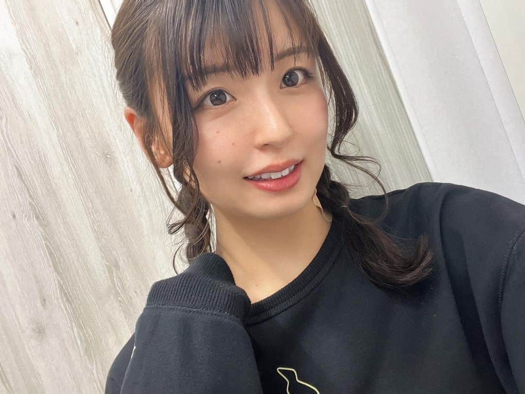 竹本茉莉のインスタグラム：「. みつあみ👧 最近暗めの髪が好きで、セットもストレートとかふたつくくりにはまってる💭 そしてこの日寝違えて首に湿布貼ってて恥ずかしい」