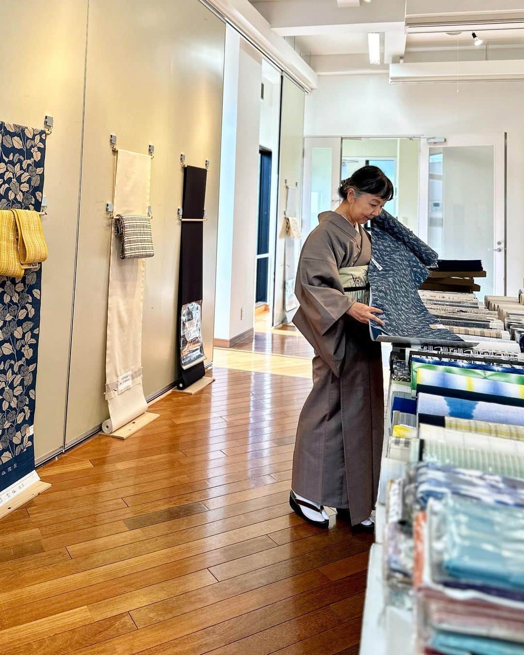 山崎陽子のインスタグラム：「岡山1日目 1年ぶりの晴れの国・岡山☀︎ 染と織たかはしさんの展示会、明日からです。 @okimono_takahashi  #染と織たかはし #山崎陽子  #芝崎圭一 #座繰り紬  素敵な染織に囲まれて幸せ、準備万端！」