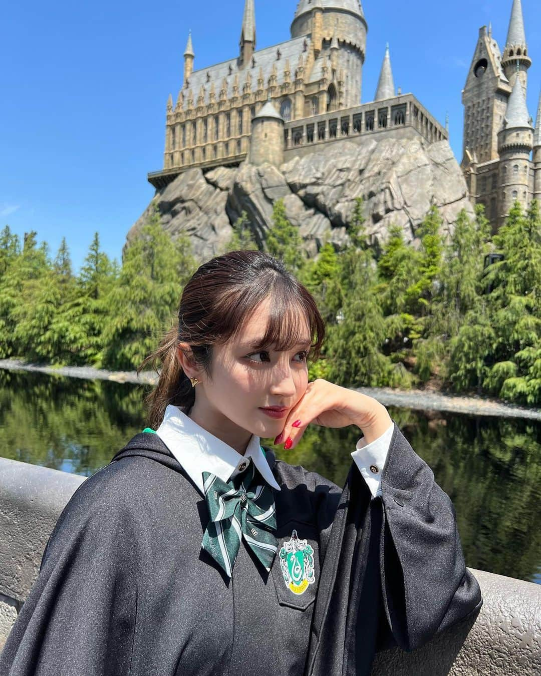 新希咲乃さんのインスタグラム写真 - (新希咲乃Instagram)「ホグワーツに入学しました🎓 レイブンクロー好きでグッズ集めてたけど、組み分け帽子さんの判断でスリザリンの寮に入ることになりました。笑  いい天気で目が開かない写真多いけど 楽しかった〜次行ったら絶対年パス買うんだからー！！！  次はエルモの格好したい！笑   #レイブンクロー  #好き  #スリザリン  #ホグワーツ  #harrypotter   #ハリーポッター  #ユニバーサルスタジオジャパン   #ユニバ  #USJ  #ハリーポッターコーデ   #スリザリンコーデ」5月11日 16時48分 - niki_sakino