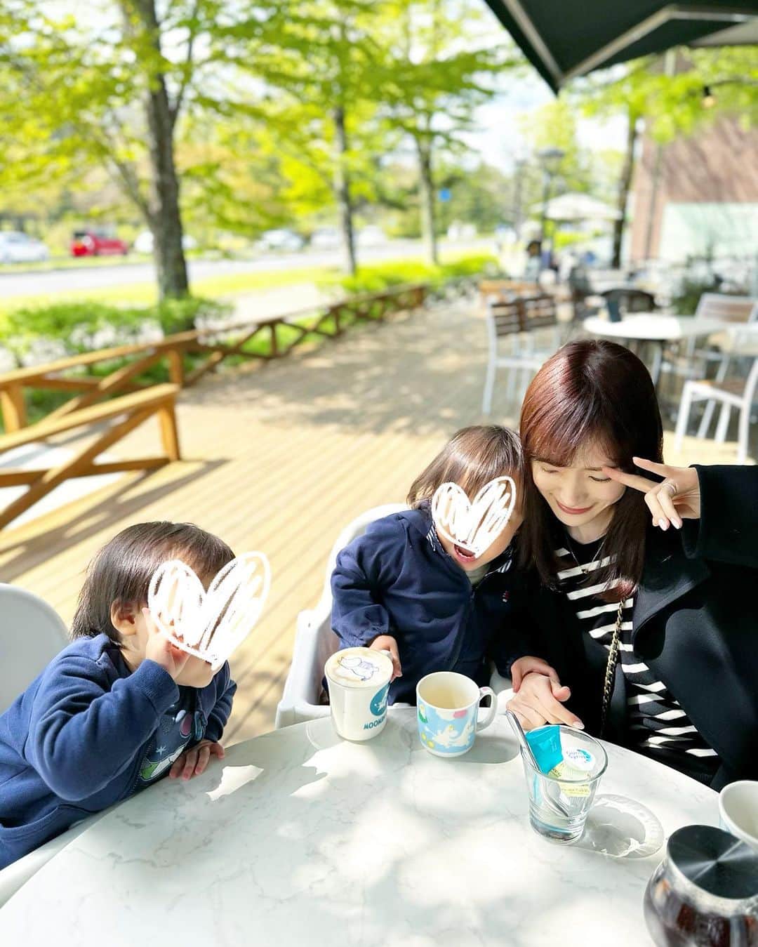小林真由さんのインスタグラム写真 - (小林真由Instagram)「GW軽井沢へ🌿🐎 ⁡ 自然を吸い込んでパワーチャージな５月！ ⁡ 子供達が大好きなアウトレットの遊び場も何度も行きました🛝 きっと誰かに会うかな〜でも東京じゃないし..と、お顔も気を抜いて行ったけど、やっぱり何人にも会うGWの混み方はすごい🫧🥹 ⁡ ⁡ 直前に @inamochinaoki さんにカラーして頂いて、ご機嫌な髪型🙏🏻✨ 綺麗に纏まってる写真を撮り忘れたけどサラサラ感は伝わるかな..🌪笑 ⁡ ⁡ 気づけば同じ格好してます私😂 #ファッション #コーデ #ママコーデ #女の子ママ #男の子ママ #ママライフ #コーディネート #４歳 #２歳 #二人育児 #旅行 #国内旅行 #子連れ旅行 #軽井沢」5月11日 16時49分 - mayukobayashii