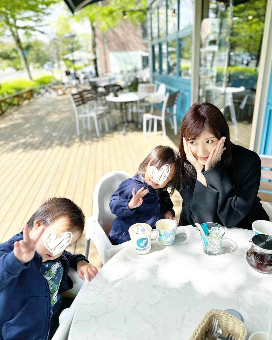 小林真由のインスタグラム：「GW軽井沢へ🌿🐎 ⁡ 自然を吸い込んでパワーチャージな５月！ ⁡ 子供達が大好きなアウトレットの遊び場も何度も行きました🛝 きっと誰かに会うかな〜でも東京じゃないし..と、お顔も気を抜いて行ったけど、やっぱり何人にも会うGWの混み方はすごい🫧🥹 ⁡ ⁡ 直前に @inamochinaoki さんにカラーして頂いて、ご機嫌な髪型🙏🏻✨ 綺麗に纏まってる写真を撮り忘れたけどサラサラ感は伝わるかな..🌪笑 ⁡ ⁡ 気づけば同じ格好してます私😂 #ファッション #コーデ #ママコーデ #女の子ママ #男の子ママ #ママライフ #コーディネート #４歳 #２歳 #二人育児 #旅行 #国内旅行 #子連れ旅行 #軽井沢」