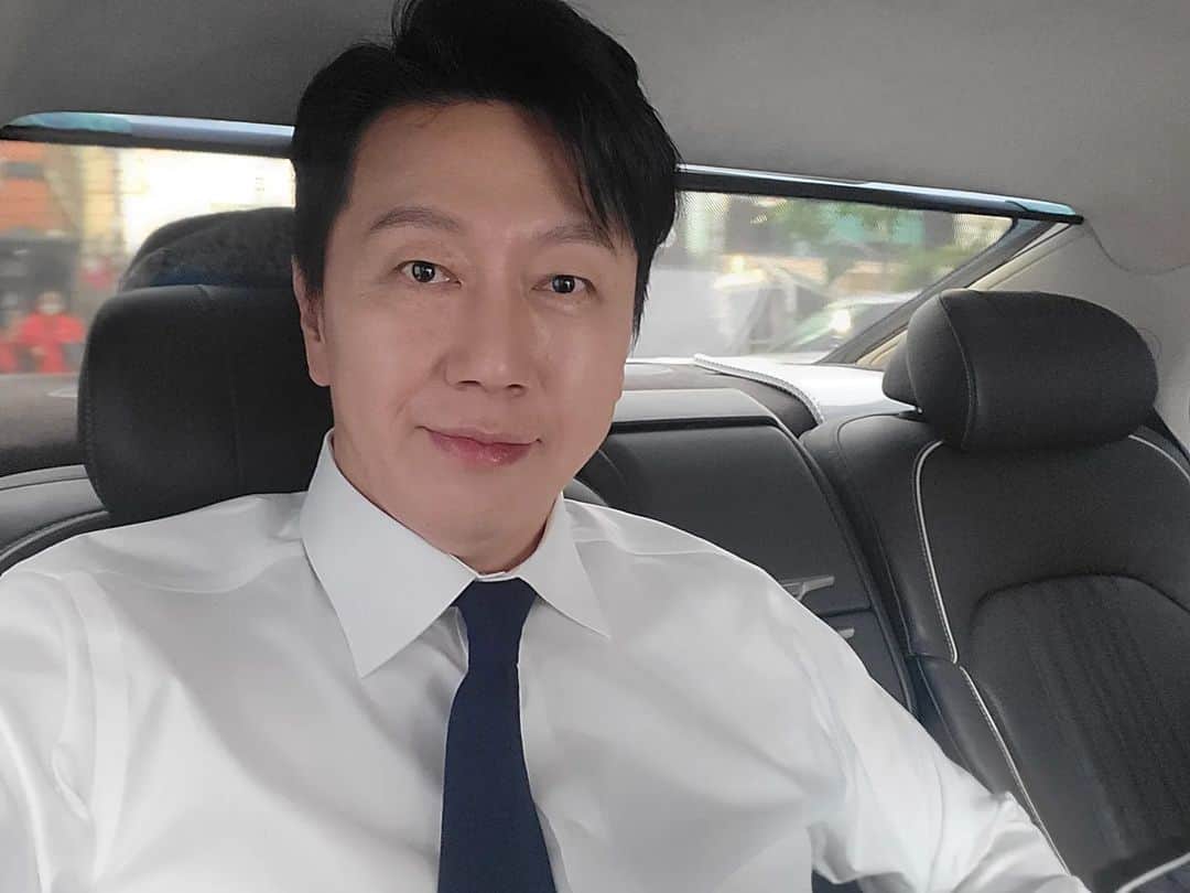 キム・スロのインスタグラム：「6년만에 넥타이메고........  #연극폭풍의언덕  #드림아트센터2관」