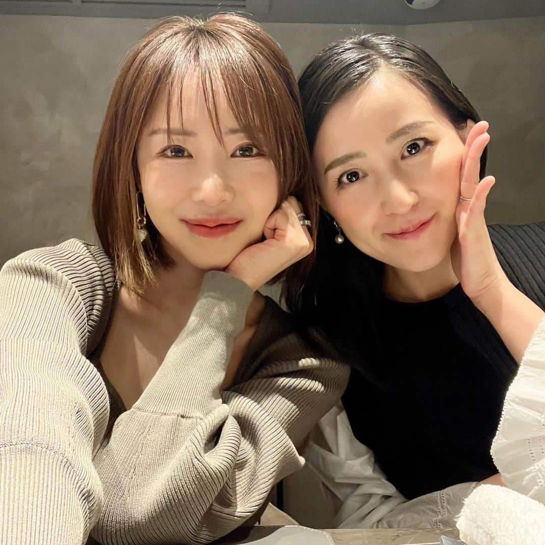 来栖あつこさんのインスタグラム写真 - (来栖あつこInstagram)「@yoshimiasada @rei_yoshii と久々の時間は楽しかったなぁ🥰  ❶ノーマルカメラ ❷加工 ❸なんか楽しそうな好未さん ❹🍞が好きな来栖さん ❺やっぱり🍞が好きな来栖さん。からの抜けの吉井さん ❻『私のiPhoneは16！』と言い切る未来人、好未さんの写真タイム🤳 ❼そんな、未来人からもらったパン🍞  おもろいでしょ🤭 私たちトリオ♡  ここのフォカッチャ、まるまる一個食べたいくらい美味しかったなぁ🤤 販売してくれないかなぁ…🍞 （どんだけ小麦🌾好きやねん！）  グルテンフリーとは…😆無縁  #私の友達みんな美人さん #美人なだけじゃなく性格も抜群なんだから #それが自慢なのです #えっへん！ #リス顔 #猫顔 #たぬき顔 #atsukokurusu #来栖あつこ #アヒル口」5月11日 16時52分 - atsukokurusu