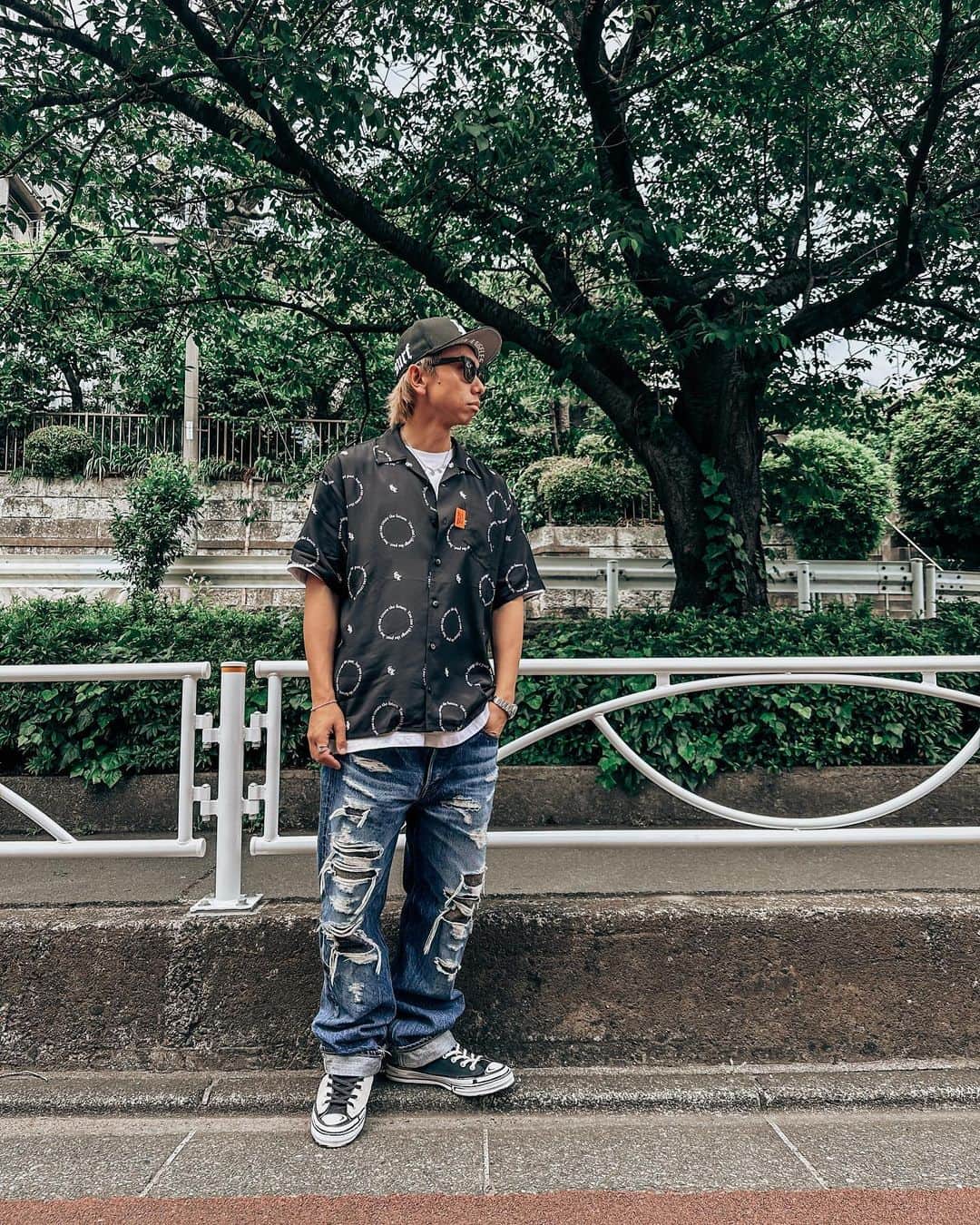 KING-MASAのインスタグラム：「良くコンバース履きますか？と質問が来るので🙋デニムの時はvans か Converse 多めです💪  名古屋の皆様、5/20,21で久々の名古屋pop up です✌️ @jackinthebox_sub にてお待ちしております😏  新作の先行発売やります♪ 夜はスニ会もやりまーす👟  Outfit all @alwaysoutofstock」