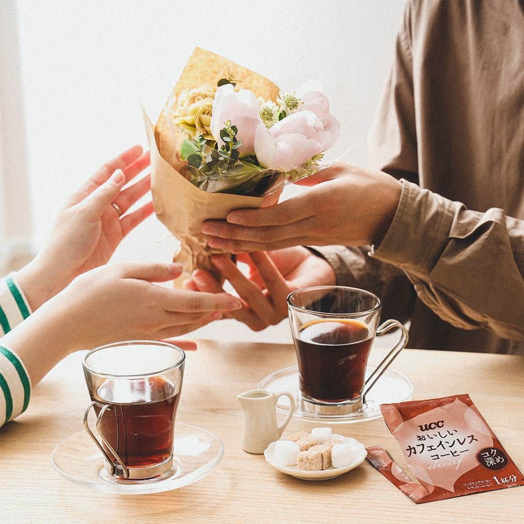 UCC上島珈琲のインスタグラム：「. ＼5月14日は母の日💐／ 「🌹」をコメントして母の日を迎えましょう✍  今週末は母の日。 普段言えない感謝の気持ちを直接伝えるために、花束でも持って実家に寄ろうかな。  時間も遅くなっちゃったし、カフェインレスコーヒーを淹れて、と。 そういえば前に母さんとカフェインレスなのにコク深めタイプがあるということに驚いたっけ。  何気ない会話がなんだかんだ幸せだよな～。  ～～～～～ ＼おいしさの秘密は焙煎にあり❓／  おいしいカフェインレスコーヒーシリーズのレギュラーコーヒーは、 ”じっくり長時間焙煎”により甘みやコクを引き立たせ本格的なおいしさを実現しています☕  寝る前や気分転換の1杯に☕ カフェインレスだから時間を気にせずみなさんの好きなタイミングでコーヒータイムを楽しめます🌙  コク深めタイプもあるので、幅広いラインアップから、コーヒーライフに合わせた飲み方をお楽しみください🙌  ▼ショップタグもチェックしてね👀 UCC おいしいカフェインレスコーヒー ワンドリップコーヒー コク深め 8杯分  ～～～～～ みなさんが最近撮影したコーヒーシーンを #UCCのおいしい事実 を付けて教えてくださいね💭  #豆村さんち #豆村さんちの長男  #母の日 #母の日🌹 #母の日プレゼント #母の日ギフト #カフェインレスコーヒー #おいしいカフェインレスコーヒー #ワンドリップコーヒー #コク深め #ブラックコーヒー #アイスコーヒー #ホットコーヒー #コーヒー #珈琲 #コーヒーブレイク #コーヒータイム」