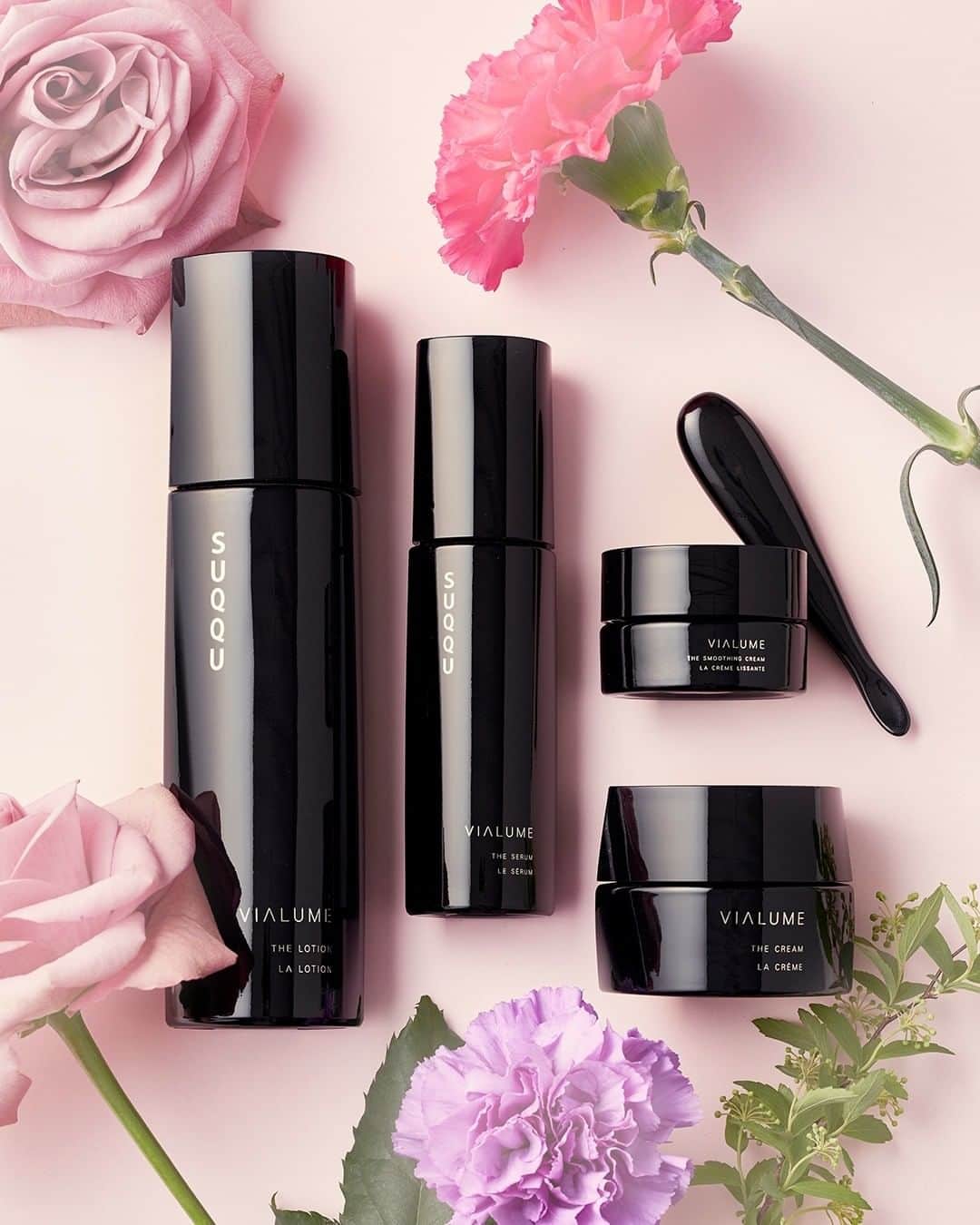 SUQQU公式Instgramアカウントさんのインスタグラム写真 - (SUQQU公式InstgramアカウントInstagram)「Happy Mother’s Day. Discover the perfect gift for Mother’s Day.  SUQQU’s ultimate skincare line provides bare skin with exuding radiance.  VIALUME THE SERUM VIALUME THE LOTION VIALUME THE SMOOTHING CREAM〈quasi-drug〉 VIALUME THE CREAM   母の日の特別なギフトを見つけて。 SUQQU最高峰のエイジングケア*ラインで、艶の息づく素肌へ。  ヴィアルム ザ セラム ヴィアルム ザ ローション ヴィアルム ザ スムージング クリーム＜医薬部外品＞ ヴィアルム ザ クリーム *美しく年齢を重ねるためのうるおいケア  #SUQQU #スック #jbeauty #cosmetics #SUQQUcolormakeup #mothersday #giftidea #母の日 #Skincare #スキンケア」5月11日 17時00分 - suqqu_official