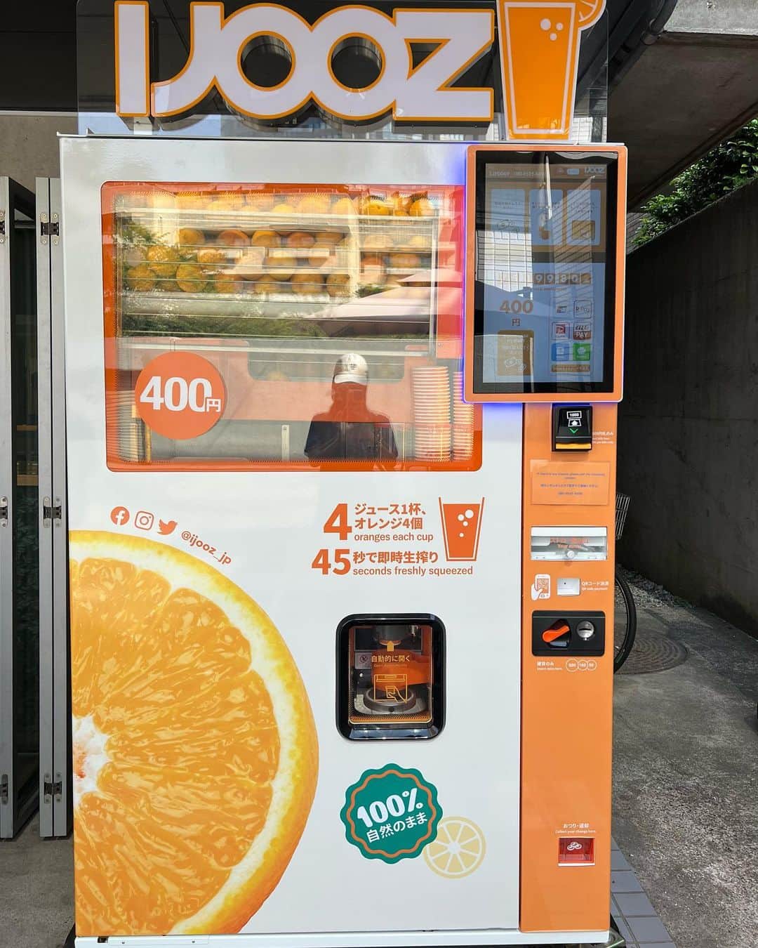 黒澤まさ美さんのインスタグラム写真 - (黒澤まさ美Instagram)「⁡ ⁡ハワイではほとんどコンビニに立ち寄らず、だいぶ添加物フリーな生活をしていたからか帰国してからすこぶる体調がいいと感じています✨ 昨日いただいた#生搾りオレンジジュース @ijooz_jp は自販機で購入できる#フレッシュジュース 🍊自販機の中にたくさん#オレンジ が入っていて、お金を払うとコロコロと転がってくるのが見えます👀 1杯に4つの#フレッシュオレンジ を使用、農薬はもちろん砂糖も水も一切使われていません👍🏼 ちょうど良い甘さと冷たさでゴクゴク飲めちゃいます😋🥤これからの暑い日にはたくさんお世話になりそうです🙇🏻‍♀️ ⁡ #最新自販機   PR @ijooz_jp #生搾りオレンジ #オレンジジュース #自動販売機  #ijooz  #orange #orangejuice」5月11日 17時00分 - masami_kurosawa