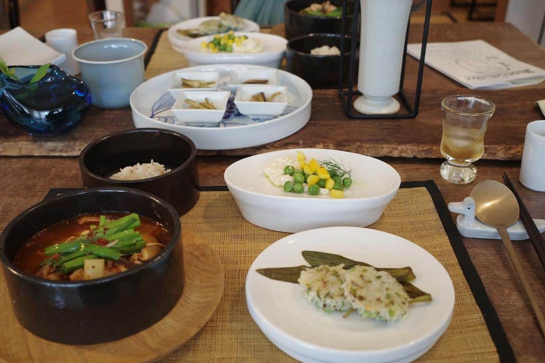 内山理名さんのインスタグラム写真 - (内山理名Instagram)「❤︎❤︎  春野菜や山菜をたっぷり使った身体に優しい韓国料理教室へ。  こんなに簡単にできちゃうの。というものから、ひと手間がポイントになるものまで..何から作ってみようかなぁ。復習するのがたのしみで。  器や盛り付けも素敵で目でも癒されました。 学べるって幸せ。」5月11日 17時11分 - rinauchiyama_official