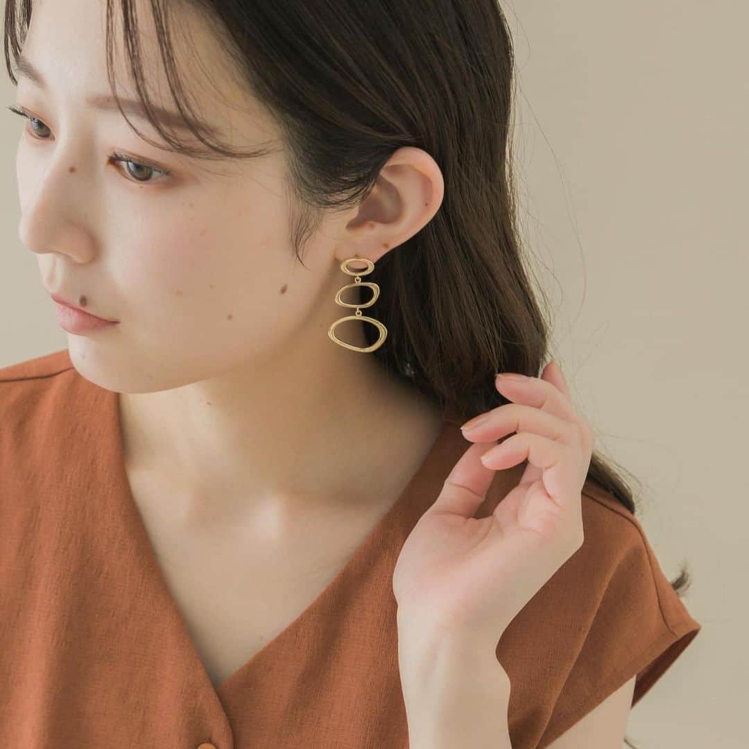 SMELLYさんのインスタグラム写真 - (SMELLYInstagram)「［pierce］  アシンメトリーオーバルピアス ¥2,200(tax incl.)  ＿＿＿＿＿＿  #smellyjp#acc#accessory#pierce#earring#earcuff#ring#bracelet#bangle#necklace#hairaccessory」5月11日 17時11分 - smelly.jp