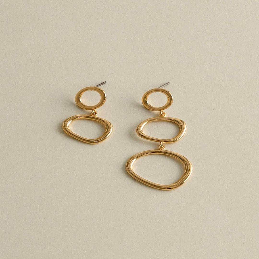 SMELLYさんのインスタグラム写真 - (SMELLYInstagram)「［pierce］  アシンメトリーオーバルピアス ¥2,200(tax incl.)  ＿＿＿＿＿＿  #smellyjp#acc#accessory#pierce#earring#earcuff#ring#bracelet#bangle#necklace#hairaccessory」5月11日 17時11分 - smelly.jp