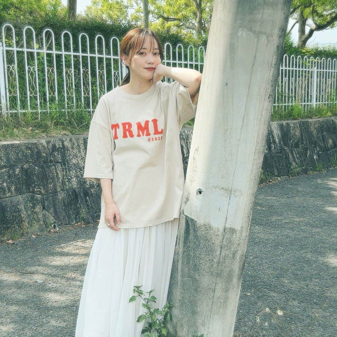 てらのインスタグラム：「【コラボTシャツ販売のお知らせ】  Hinatabokko 2023.5.13(sat) 10:00 - 15:00 滋賀県大津市 なぎさ公園市民プラザ ⚠️開始/終了時間が変更になっています。 詳しくは @marmelo_event1837 の投稿をご確認ください。  こんにちは！ 今週土曜日は、、、 待ちに待ったヒナタボッコ開催🥹✨  第一回ヒナタボッコの時に制作した 大好評だったTRMLロンTが ビッグシルエットTシャツになって 再登場しちゃいます🥰❤️  ゆったりとした着心地がお好みの方や、 男性の方にもおすすめです🙋‍♀️✨  こちらのTシャツは当日販売のみです。 また、【取り置き可能】としております！  当日Tシャツ買いたいけど、 他の店舗にも並びたいし…という方は、 ぜひTシャツは取り置きにして、 先にお目当ての店舗に並ぶことをおすすめします🙋‍♀️❤️ 落ち着いてからTシャツ受け取りにいらしてください〜🥰  【TRMLビッグシルエットTシャツ】 ●カラー 　ホワイト 　ブラック 　ベージュ  ●サイズ 　M〜XL  　 ●価格 　¥3500(税込)  ●取り置き受付期間 　5/12(金)15時まで。 　スタッフちゃん( @staff_tera )へ 　取り置き希望とDMしてください。 　取り置き分の在庫には限りがありますので、 　売り切れの際はご容赦ください🙇‍♀️  #滋賀イベント#滋賀マルシェ#ヒナタボッコ2023」