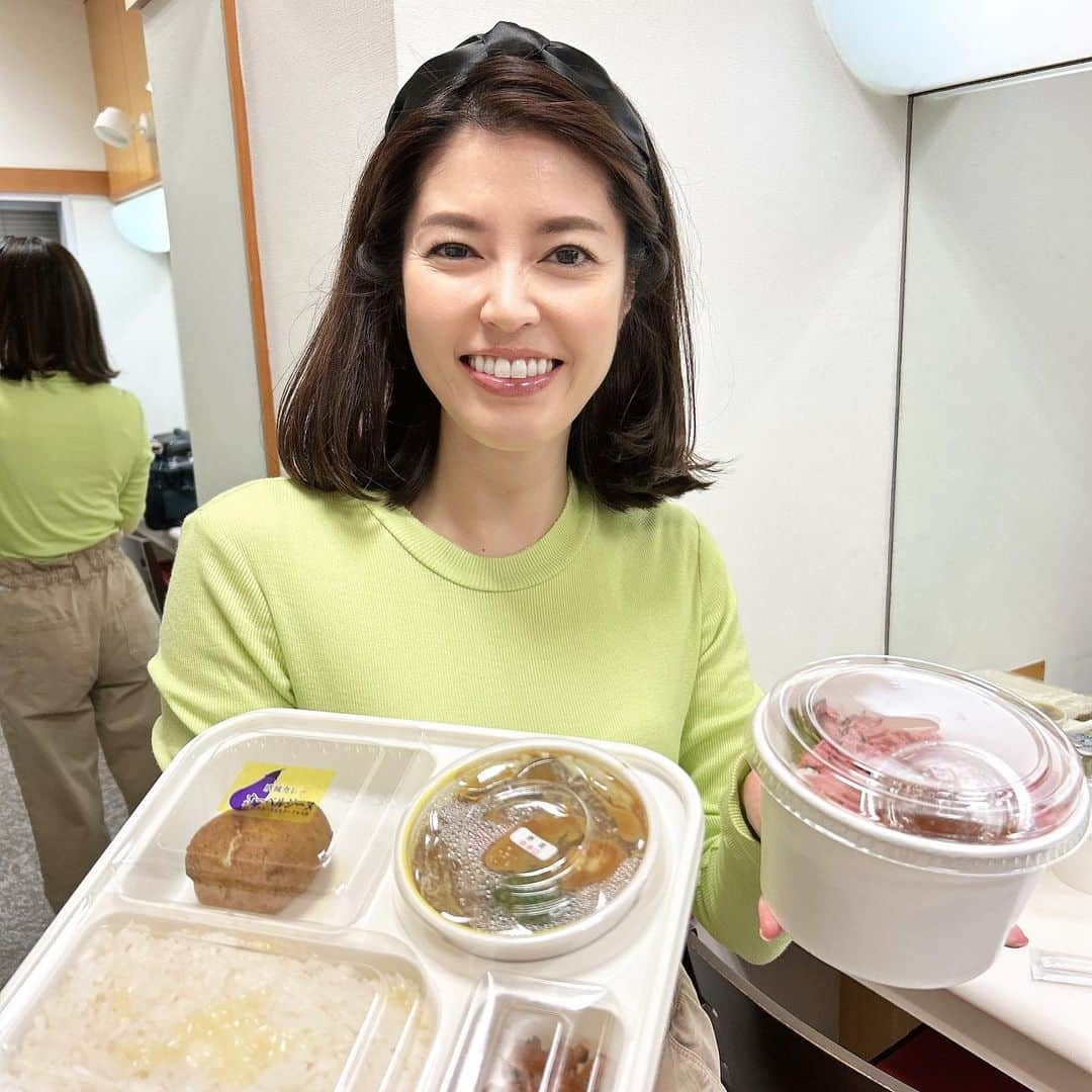 神田愛花さんのインスタグラム写真 - (神田愛花Instagram)「今夜10時〜、TBS『櫻井・有吉 THE夜会』に出演しています🩷 憧れの蔦屋家電さんがスタジオに登場❗️ そこでみんなでワイワイ過ごました😂 楽しったなぁ💕💕 楽屋のお弁当のオーベルジーヌも、美味しかったです🍛 是非ご覧下さい✊🏻  #NYC #ニューヨーク #Barbie #バービー #pink #ピンク #TBS #THE夜会 #蔦屋家電 #神田愛花」5月11日 17時07分 - aikakanda