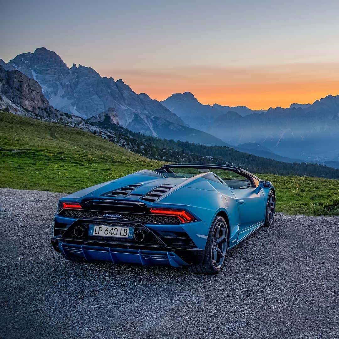 ランボルギーニのインスタグラム：「Sometimes all you need is a quiet, cool and stunningly scenic spot to reflect on the beauty of the world.  That is until you turn on Huracán EVO Spyder’s V10 engine. Then it’s back to getting those endorphins flowing on the open road.  #Lamborghini #HuracanEVOSpyder #EveryDayAmplified __ Huracán EVO Spyder: fuel consumption combined 14.2 l/100km; CO2-emissions combined 338 g/km (WLTP EU27)」