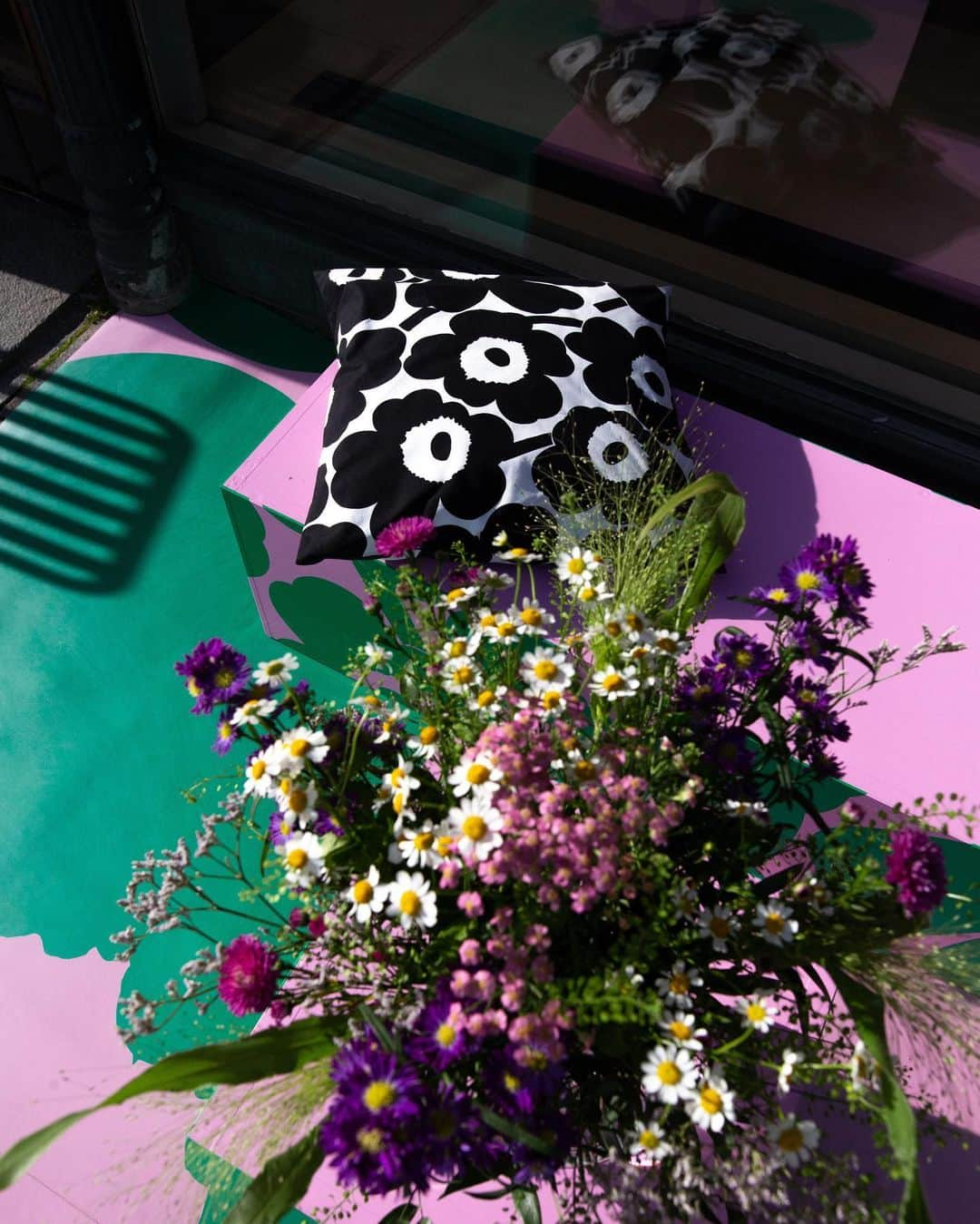 マリメッコさんのインスタグラム写真 - (マリメッコInstagram)「Welcome to the Marimekko Terassi! 🌿 Next door to our Esplanade flagship store in Helsinki. Think of Terassi as your meeting place. Your alfresco living room—but with full service. @theglasshelsinki will be serving our signature summer dishes, which pair perfectly with a crisp aperitivo under the sun.   📍 Pohjoisesplanadi 33, 00100 Helsinki 🕔 Mon-Fri 10-22, Saturday 11-22, Sunday 12-18. Opening times may change due to bad weather.  Share your memorable Terassi moments with us by tagging @marimekko and #marimekko. See you there!」5月11日 17時08分 - marimekko