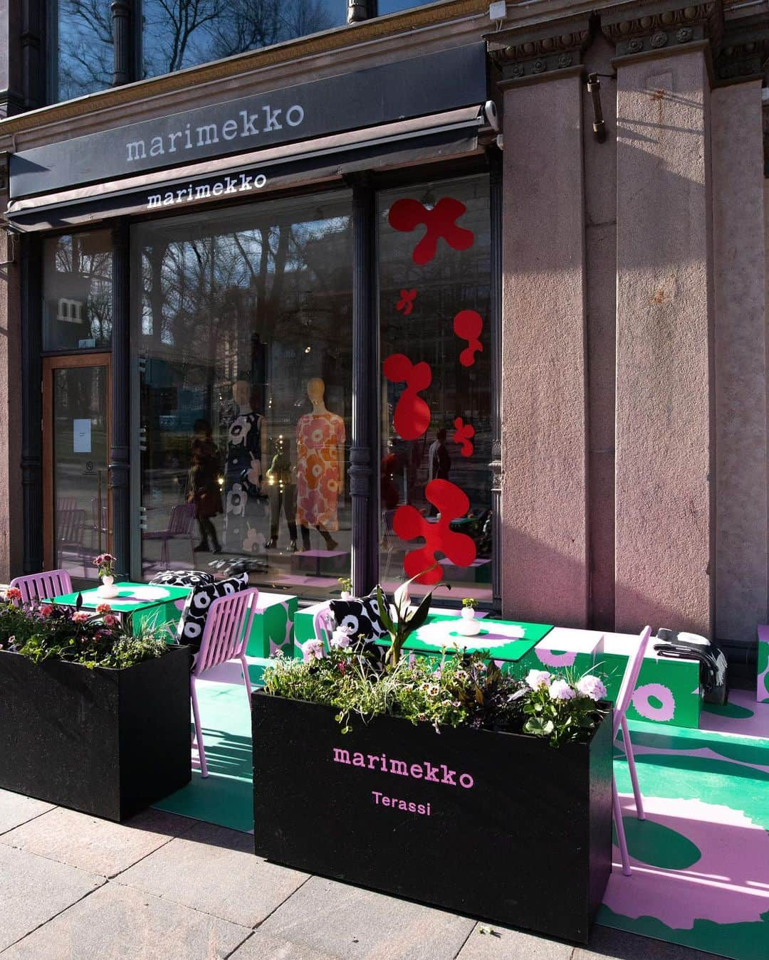 マリメッコさんのインスタグラム写真 - (マリメッコInstagram)「Welcome to the Marimekko Terassi! 🌿 Next door to our Esplanade flagship store in Helsinki. Think of Terassi as your meeting place. Your alfresco living room—but with full service. @theglasshelsinki will be serving our signature summer dishes, which pair perfectly with a crisp aperitivo under the sun.   📍 Pohjoisesplanadi 33, 00100 Helsinki 🕔 Mon-Fri 10-22, Saturday 11-22, Sunday 12-18. Opening times may change due to bad weather.  Share your memorable Terassi moments with us by tagging @marimekko and #marimekko. See you there!」5月11日 17時08分 - marimekko