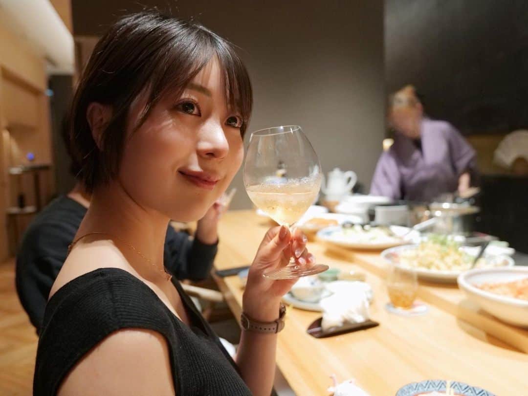 小林由依のインスタグラム：「* 六本木にニューオープンした 女の子の知り合いのお店にお誘いいただきました💕 ⁡ ↪︎ @lemontei_   ⁡ 素材の味を生かしたおばんざいと、 それに合うシャンパンがとっても美味しかった😮‍💨♡🍾 ⁡ ⁡ 体に優しいおばんざいが食べたくなったら こちらめっちゃおすすめ！✨2軒目にも使えそう。 ⁡ 立地もすばら〜♡  ⁡  @ricapoflorida @heysiri_arisa  @tomoyakonishi0828 @toku.1203ht3  ⁡ . . . . . ⁡ #檸檬亭 #おばんざい #ヘルシー #ディナー #ダイエット #女子会 #休日 #飲み #六本木 #東京 #roppongi #tokyo #六本木グルメ #六本木ディナー #六本木ごはん #２軒目 #シャンパン #こばゆいグルメ #休日コーデ #ショートヘア #ショートボブ #くびれ #ワンピースコーデ #ワンピース #プチプラコーデ #ユニクロ #UNIQLO」