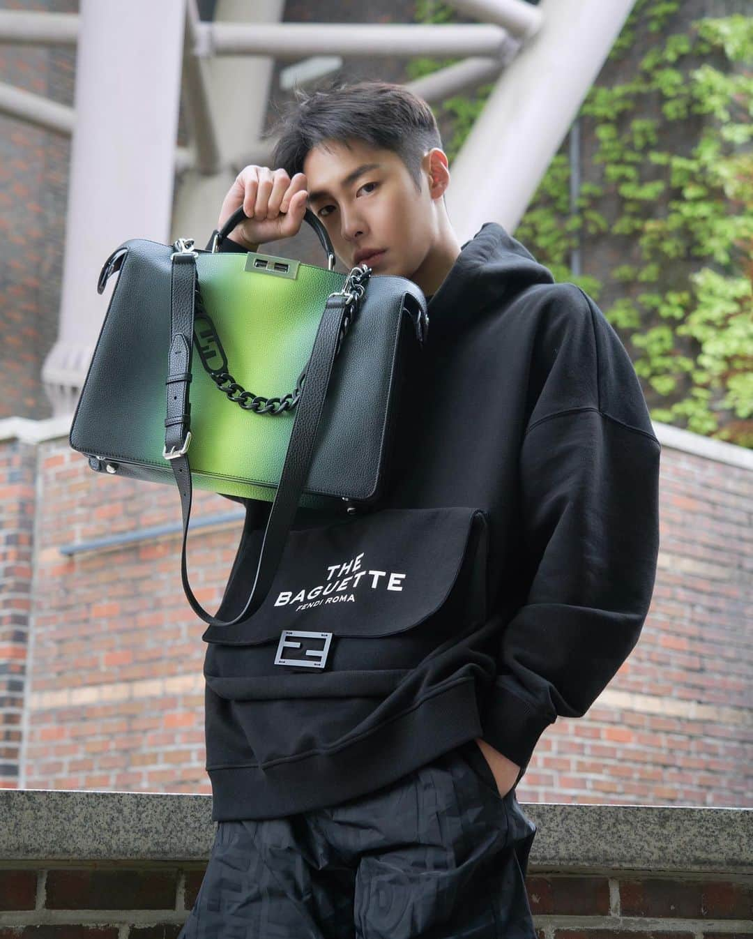 イ・ジェウクのインスタグラム：「펜디💚  #MarcJacobsXFendi  #ad @fendi @mrkimjones @silviaventurinifendi @themarcjacobs @delfinadelettrez」