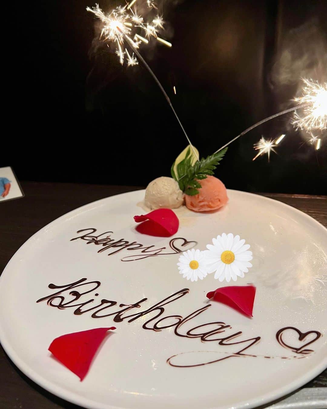 小林由依のインスタグラム：「* #アーカイブ ⁡ ⁡ 父の誕生日祝いを東京でしたときの🕊🫧🎂 ⁡ 将来はもっともっといろんなご飯を ご馳走できるようになりたいのでがんばろ😂♡ ⁡ ⁡ ⁡ ⁡ . ⁡ ⁡ #焼き肉 #焼肉屋  #誕生日 #バースデー  #誕生日プレート #バースデープレート  #uniqlo #ユニクロ #ワンピース」
