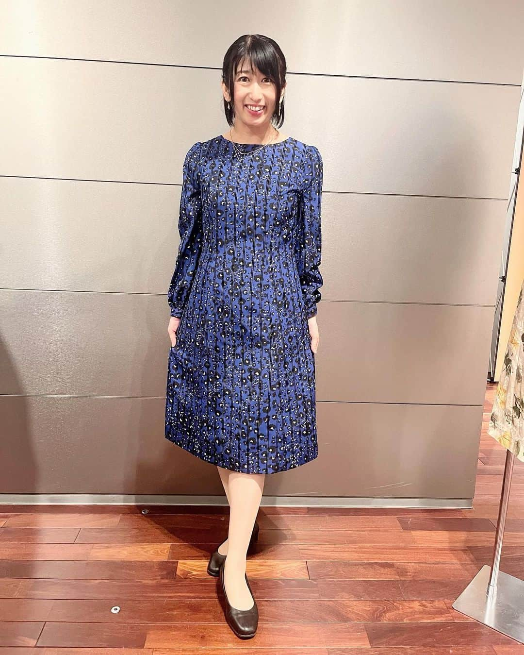 有働文子さんのインスタグラム写真 - (有働文子Instagram)「👗👗👗  お相撲大好きな #田中智子 アナウンサーと @fabrice._.official 等アパレル会社さん合同の展示会へ行ってきました✨  記念すべき100回目だったようで、沢山の方がいらしてました🙏  秋のワンピースを早速、試着してきました❤️ 可愛い、欲しい！！って、ずっーと叫んでましたー🔥  試着しきれなかったけど、新作スカートもブラウスも、とても気になってます😍  ジャケットもあるし、司会にもテレビにも、オールマイティに使えます👌✨ アナウンサーの皆さん、借りたい方は、ぜひ @fabrice.eijikamata へ❤️  田中アナウンサーとはお話止まらなくて、時間足りなかったです😂 前の収録が長引いてしまい、大遅刻して、すみません.....😂  #アナウンサー #フリーアナウンサー #ファブリス #展示会 #衣装提供 #衣装リース #婦人服　 #仕事コーデ #タグついててごめん😇」5月11日 17時18分 - udou_fumiko