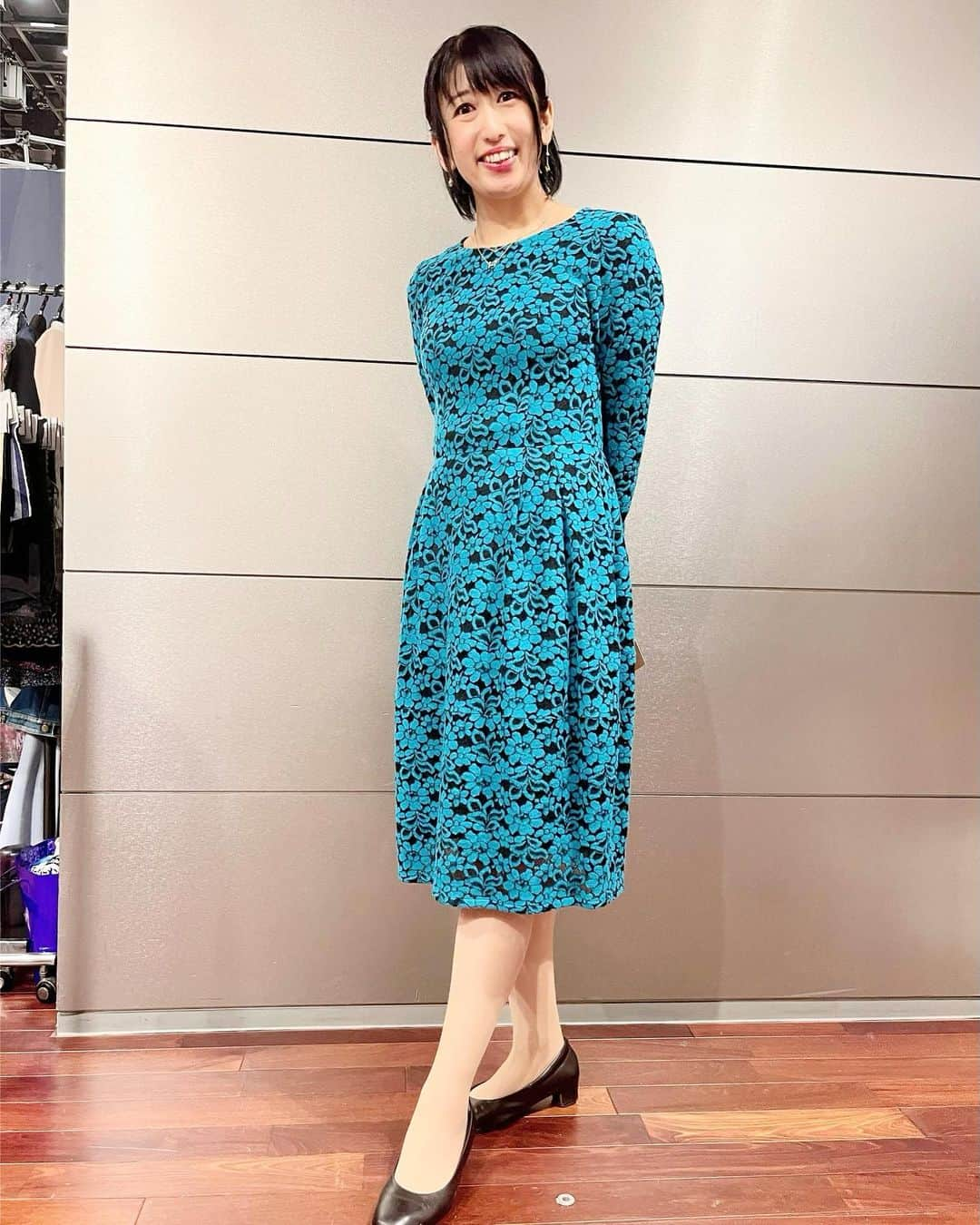 有働文子さんのインスタグラム写真 - (有働文子Instagram)「👗👗👗  お相撲大好きな #田中智子 アナウンサーと @fabrice._.official 等アパレル会社さん合同の展示会へ行ってきました✨  記念すべき100回目だったようで、沢山の方がいらしてました🙏  秋のワンピースを早速、試着してきました❤️ 可愛い、欲しい！！って、ずっーと叫んでましたー🔥  試着しきれなかったけど、新作スカートもブラウスも、とても気になってます😍  ジャケットもあるし、司会にもテレビにも、オールマイティに使えます👌✨ アナウンサーの皆さん、借りたい方は、ぜひ @fabrice.eijikamata へ❤️  田中アナウンサーとはお話止まらなくて、時間足りなかったです😂 前の収録が長引いてしまい、大遅刻して、すみません.....😂  #アナウンサー #フリーアナウンサー #ファブリス #展示会 #衣装提供 #衣装リース #婦人服　 #仕事コーデ #タグついててごめん😇」5月11日 17時18分 - udou_fumiko