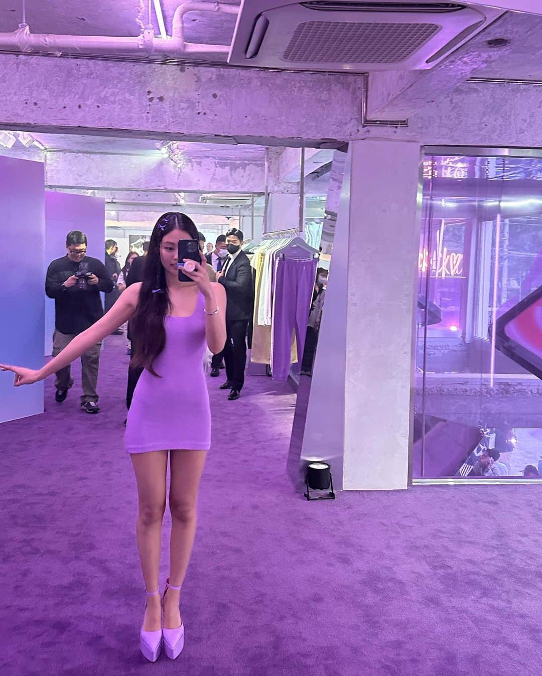 ジェニーのインスタグラム：「너무 행복하고 기쁘고 감사한 하루였습니다💜 고마워요 모두 @calvinklein」