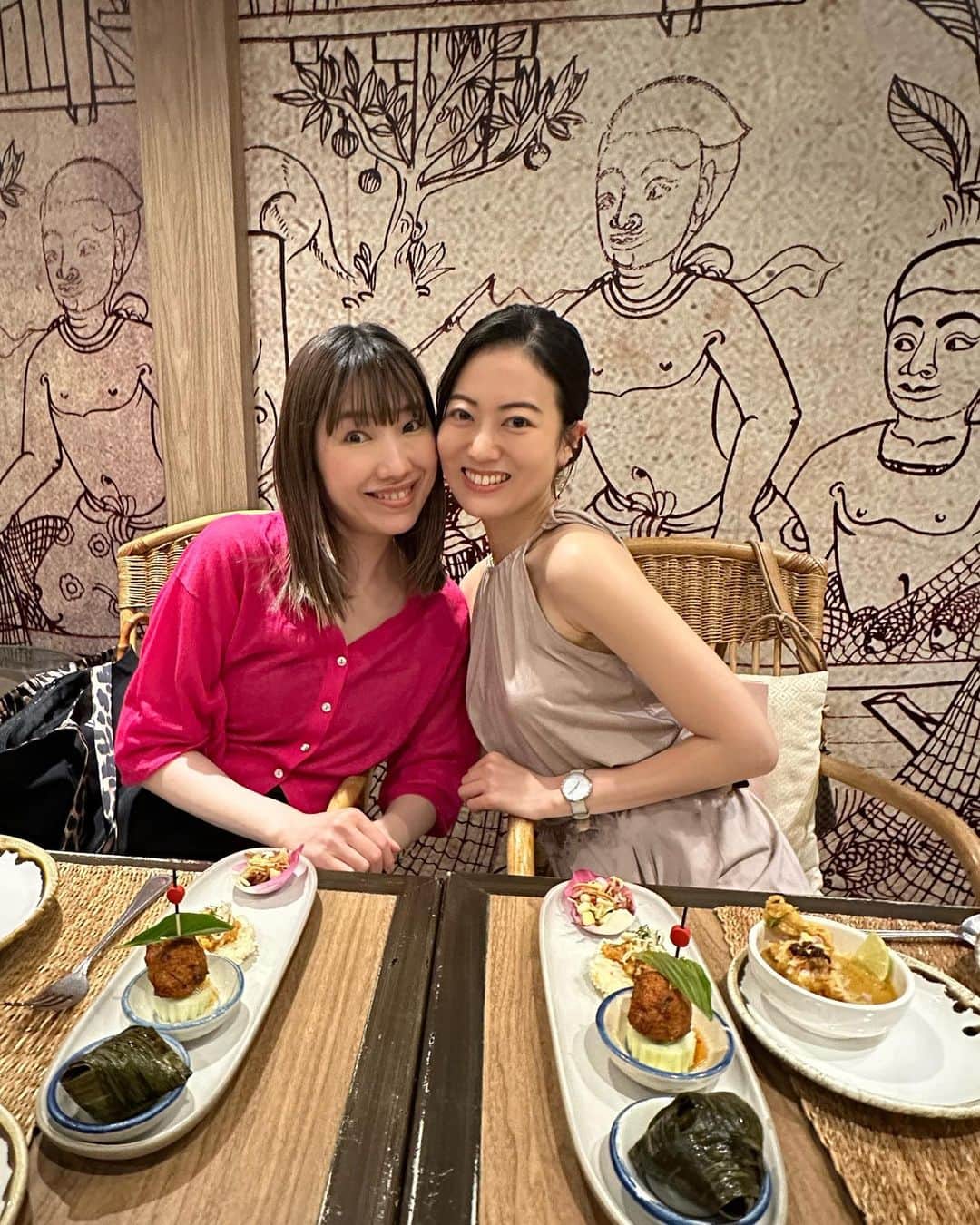 煌月爽矢さんのインスタグラム写真 - (煌月爽矢Instagram)「. . タイでお会い出来る日が来るなんて( ⸝⸝⸝⁼̴́◡︎⁼̴̀⸝⸝⸝)✨✨✨  ゆかこさんとは組も学年も違って、現役時代は殆どお話しした事がなかったけれど、逆に卒業してから仲良くして頂けてとても嬉しいご縁です😘  いつお会いしても穏やかでお優しい！！！！  今回私もタイ大好きになっちゃった、またゆかこさんがいらっしゃるうちに行きたいです✨✨✨  沒想到我可以在泰國見到一位學姐了」5月11日 17時23分 - nakahara.yuuki