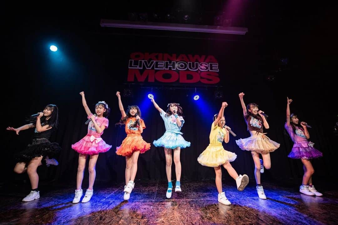 東恩納瑠花さんのインスタグラム写真 - (東恩納瑠花Instagram)「2023.3.19. LIVE HOUSE MODS ラビラブIDOLスクール卒業LIVE＆新メンバー発表会  この日… ラビラブ🐰モカブラウン🤎 るか 卒業しました🌸 ゆなん💜らいり💙かのん💙🐷みゆう🖤りこ💚 5人一緒に卒業でした🥲 もう2ヶ月…あれ❔まだ2ヶ月…❔そんな気持ちです😌  るかは、ラビラブ🐰のチュチュが大好きでした💓 衣装の中で、実は1番、この ラビTとチュチュが好きで 最後に着れて嬉しかったです😊✨ お写真ありがとうございました📸🤲🏻🤎  #japan #sweetcherrypeppers #okinawa #沖縄 #チェリーチェリ #scp  #モデル #colors沖縄 #アイドル #idol #ラビラブ #ラビラブ卒業 #モカブラウンるか」5月11日 17時27分 - ruka.ru_ru