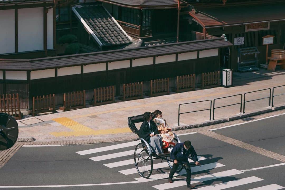 ラヴィ•ファクトリーさんのインスタグラム写真 - (ラヴィ•ファクトリーInstagram)「. 【写真で叶える結婚式】 . おふたりの大好きな街で撮影📸 和装に身を包み人力車に乗って おふたりの思い出の地を回っていきます♡  . —————— ラヴィファクトリー: @matsuyama_laviephotography Photographer: @guppy_photograph AREA:JAPAN,MATSUYAMA —————— @laviefactoryをフォローして #laviefactory #ラヴィファクトリー のハッシュタグをつけて お写真を投稿してみてくださいね✳︎ . こちらの公式IG（@laviefactory） で取り上げさせていただきます✨ . 思わず笑顔になれるハートのある 「家族写真」はラヴィクルール* >>>@laviecouleur_official . #wedding #weddingphotography #photo  #ハートのある写真 #instawedding #結婚写真 #ウェディング #ウェディングフォト #撮影指示書 #ロケーションフォト #前撮り#写真好きな人と繋がりたい #フォトウェディング #卒花 #後撮り #ウェディングニュース #前撮り小物 #前撮りフォト #前撮りアイテム #ウェディング撮影 #撮影構図 #前撮りアイディア #撮影指示書 #花嫁コーディネート #和装 #和装フォト #色打掛 #ウェディングドレス」5月11日 17時36分 - laviefactory