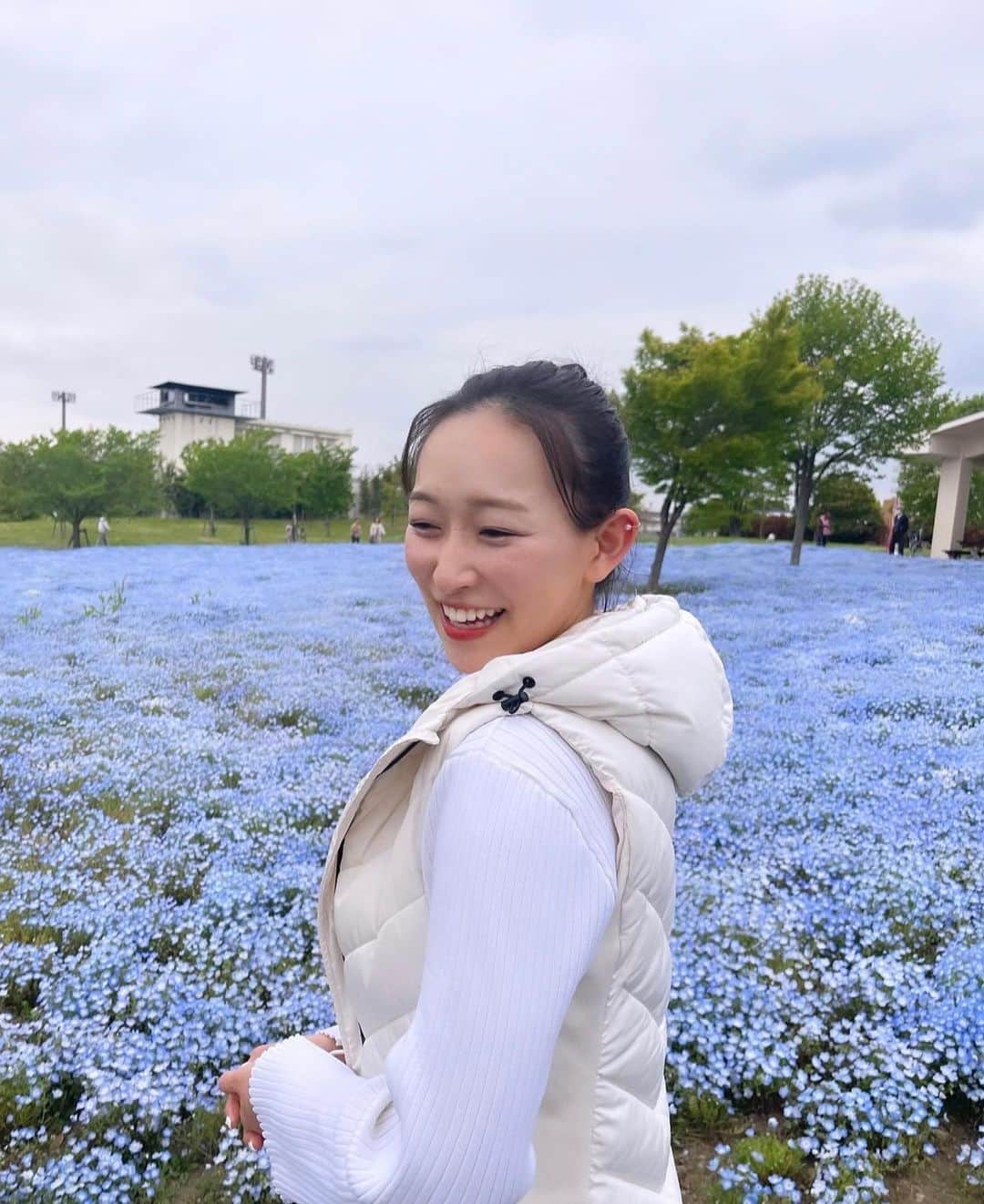 髙垣七瀬さんのインスタグラム写真 - (髙垣七瀬Instagram)「載せるの忘れてた💐💐  ネモフィラ畑🩵💙  だいすきなネモフィラを 久々にみられて嬉しかったな〜☺️☺️ いっぱい写真撮ってくれたから、もう一回くらい投稿するね！笑  各地、地震等大丈夫ですか？ 安心安全に過ごせますように。  (なんか画質荒いなあ🤢🤢)  #happy #lucky #四つ葉 #クローバー #幸せ #公園 #散歩 #舎人公園 #お団子ヘア #ダウン #白コーデ #instagram #fyp #髙垣七瀬 #たかがきななせ #ootd  #nanasetakagaki #高垣七瀬 #explore #日本の風景 #日本 #japanese #ネモフィラ #flower」5月11日 17時30分 - nanase_takagaki