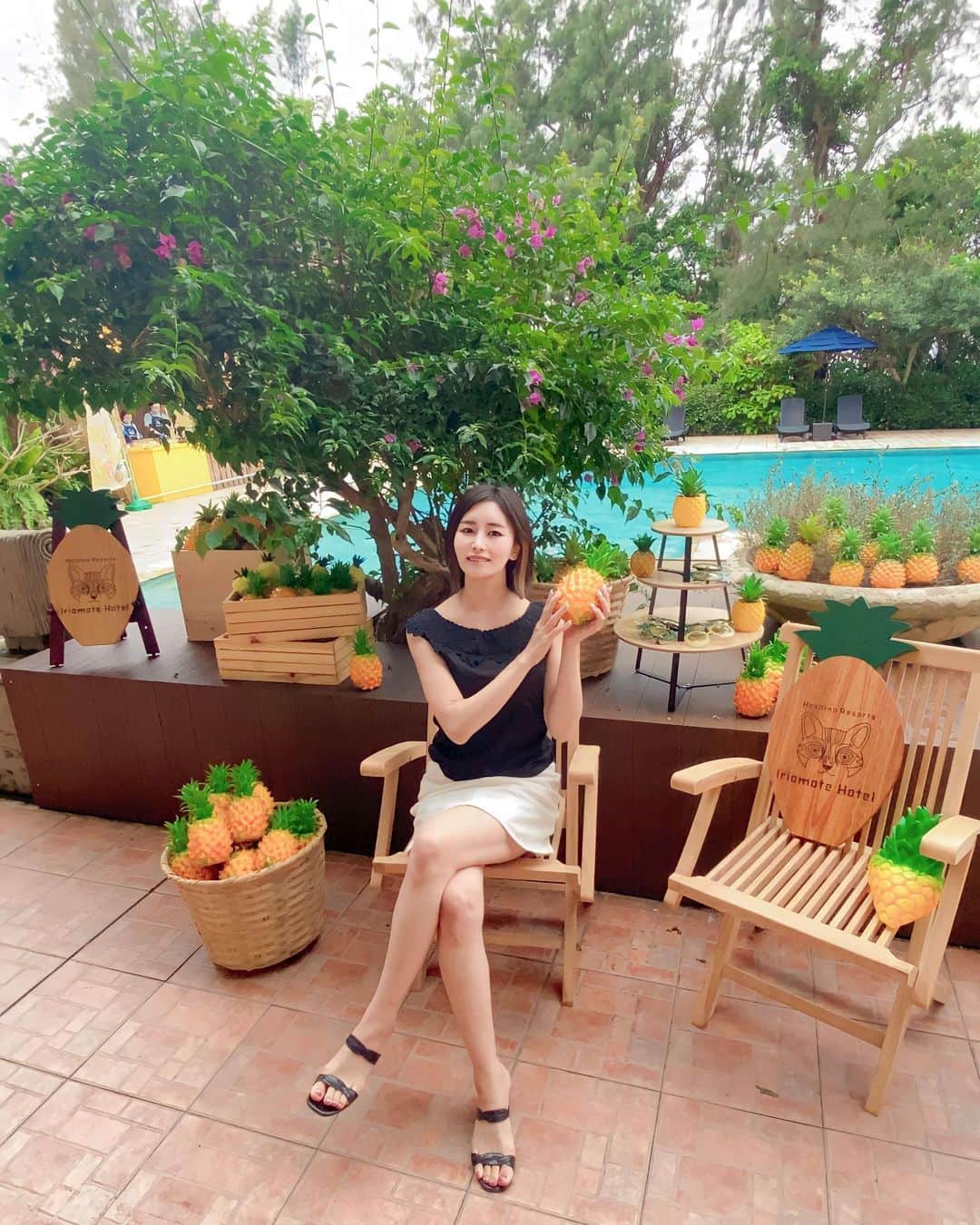 明里ともかのインスタグラム：「パイナップル🍍フェス🍍 パイナップルの女王様でした🍍 ・ ・ ・ #沖縄 #西表島 #パイナップル」