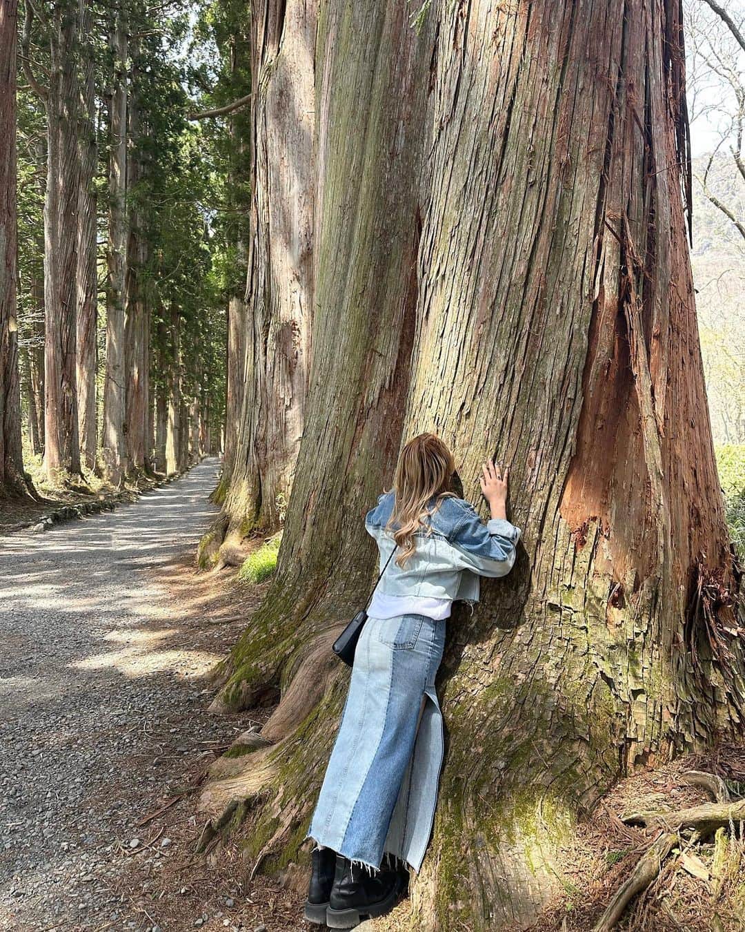 のインスタグラム：「GWも終わり、日々の日常に戻られた方も 多いのではないでしょうか🌱  今回のGWは、 長野の戸隠神社、善光寺に行ったり、 箱根の九頭龍神社に行ったりと 充実したお休みを過ごせました☺️✨  パワースポットに行くのが好きで、 よくいろんな所に行くのですが、 どんなパワースポットに行くよりも大切な事が、 お掃除をする事、整理整頓する事、 人や物に対して丁寧に接する・扱う事だと感じました🧘🍃  バタバタの時って、 どうしてもいろんな事が雑になるし、 人や物に対しての丁寧さって、 どの程度、今の自分に余裕があるかどうかで 現れるものだなと感じます。  お部屋の汚さは、心の乱れという様に お部屋の汚さと、自分の心の汚れや疲れは 一致しているなと感じます😌  ( 昔、お掃除する事ができなかった自分だから それが、より一層わかります😂 )  時間やエネルギーって有限だからこそ、 本当に大切にしたい人や物以外に 時間やエネルギーを使ってしまうと どうしても大切にしたい人や物に対する 時間とエネルギーが奪われてしまう。  大切にしたい人や物にさえ、 雑に扱ってしまって、後々苦しむのは自分自身。  自分のキャパを理解して、 丁寧に接する・扱える人間関係や物、 お仕事の量を把握する事が、 後々自分を苦しめない大切な事だなと感じます🤲✨  パワースポットに行っても、 帰ってきたお部屋が汚かったら、また気は汚れる。  どんなパワースポットに行くよりも、 毎日過ごすお家を整える事、 毎日接する自分の心を整える事こそ、 お家や、自分自身がどんどんとパワースポットとなり、 周りに良い影響を与えられる事なのかもなと思います☺️  お家や、自分自身をパワースポットにできる様に、 日々、お部屋や心のお掃除、内観をして、 キレイに整えていく作業を🐉✨  そんな自分を、また自分は好きになって、 人は自然とパワースポットに集まってくるのかなって🧚🏻‍♂️🎶  自分自身が、良い循環を生み出す存在で在る事🌏🤍」