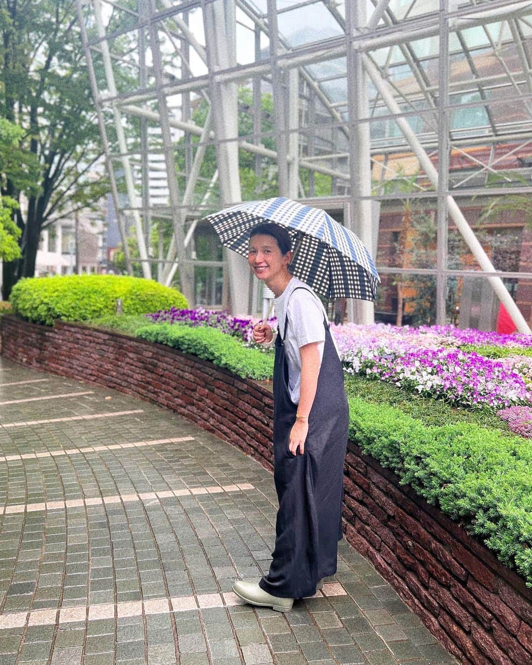 kazumiさんのインスタグラム写真 - (kazumiInstagram)「今日はいきなりの雨ですね☔️ クラハグアンバサダーkazumiの今月のオススメアイテムは槇田商店の傘🌂 @crahug.official  晴雨兼用&UVカットで これからの梅雨の時期にも大活躍の予感。 UVカット率90％以上！ 今日みたいに 晴れていたのに急な雨の日にもありがたやな傘♡  槇田商店は織物の製造から傘の組み立てまで一貫して生産することができる、世界で唯一の老舗織物工場🏭 傘は全て織生地で、生地の風合いがとても可愛い✨ので動画で撮ってみたよー！  チェックとレースジャカード  スライドショート傘　¥14,300  今週末は母の日だからプレゼントにも良さそう🎁 クラハグのサイトでチェックしてみてね！  わたしのインスタストーリーからもとべます✈︎✈︎✈︎  #crahug #crahug公式アンバサダー#kazumi#槇田商店#傘#日傘#pr」5月11日 17時34分 - kazumi0728