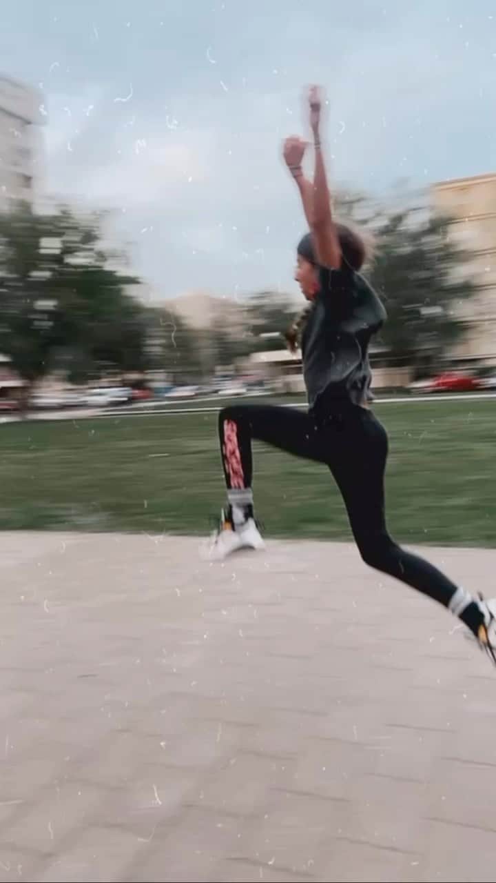 リュプカ・ゴイッチのインスタグラム：「“O-o, tata je pao... ⚽️” - kaze ona u Japanu s gipsom na ruci... 🛴 Pa nesto kasnije u Hrvatskoj s gipsom na nozi... 🚲  Druga (🤸🏻‍♀️) me davno pitala jesmo ju osigurali...  Mene @crvekvriti svojevremeno nije bila, a i ne znam je l’ bi ijedno osiguranje “pokrilo” moje odrastanje s @dadogojic 🥊, ali danas @croatia_osiguranje unutar ‘Spektar’ paketa pokriva sve... I daje vise ovakvima kojima je pozeljno da spoje sva osiguranja kucanstva u jedan paket ⚽️🛴🚲🤸🏻‍♀️🥊 (😂).  #croatiaosiguranje #spektar #pokrivasvedajevise #dobrojebitiucroatiji」