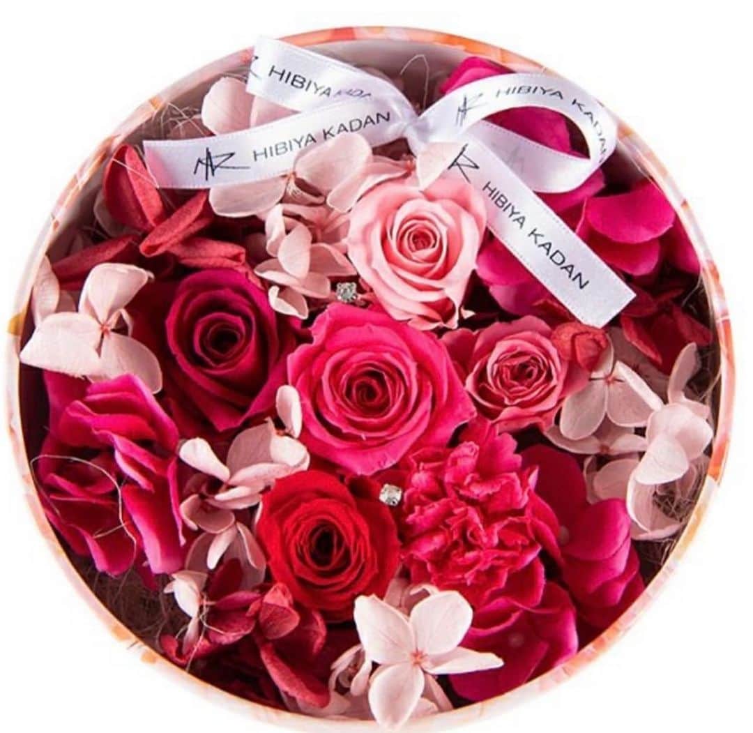 堂島ロール（モンシェール）さんのインスタグラム写真 - (堂島ロール（モンシェール）Instagram)「. . モンシェール全店舗にて発売 日比谷花壇×Moncher 🌹5.14 母の日プリザーブドフラワーギフト🌹  . 最愛のお母様へエレガントな薔薇のお花の贈り物…。  「ホスピタリティを尽くして、人々の暮らしへ 愛と感動の シーンを提供する」ことを理念に掲げる日比谷花壇 がアレンジしたプリザーブド＆アーティフィシャル フラワーと、Mon cherの「バラのフィナンシェ」 を詰めた、母の日限定の特別なギフトセット。  . 4つの特別な思いを込めたフィナンシェを、 花束のような薄紅色の楕円型特製BOXにお詰め 致しました。  . ◆モンシェール全店舗にて発売中 店舗より全国配送致します  . 🌹日比谷花壇×Mon cher🌹 母の日プリザーブドフラワーギフト　  ローズパープル　　¥6,050税込 ローズレッド　　　¥6,050税込  . . ◆モンシェール各店舗  関西 堂島本店 阪急梅田本店 近鉄あべのハルカス 梅田大丸ベビーモンシェール店 サロン・ド・モンシェール心斎橋店 27℃  関東 新宿伊勢丹店 日本橋三越店 銀座三越店 横浜高島屋店 池袋東武店 小田急新宿店 ラゾーナ川崎店 大井阪急店  北海道 札幌大丸店 札幌円山店  中部 名古屋高島屋店 サロンドモンシェールミッドランドスクエア店 リヴァージュモンシェール納屋橋店  岡山、倉敷 メルシーモンシェール モンシェールディフュゼ  福岡 博多阪急店  . .  路面店:0120-96-1006 （コールセンター）  . @mon-cher.com #母の日 #母の日プレゼント  #mothersday  #母の日お花 #モンシェール #moncher  #堂島ロール #dojimaroll  #ロールケーキ  #スイーツ好きな人と繋がりたい　 #デパ地下スイーツ #母の日スイーツ　 #お母さんありがとう　 #ベビーモンシェール #リヴァージュモンシェール #メルシーモンシェール #マダムピエールオジェ  #モンシェールディフュゼ　#プリザーブドフラワー #お花好きな人と繋がりたい」5月11日 17時46分 - dojima_moncher