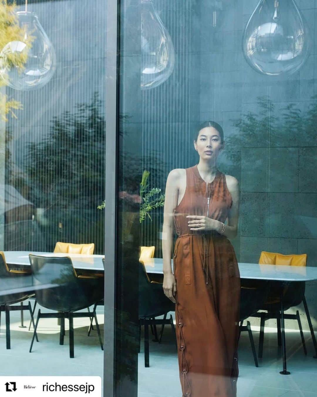 のインスタグラム：「. ◆Richesse No.43  Photography: KAZUKI NAGAYAMA［S-14］ @kazuki_nagayama Hair Styling: KOICHI NISHIMURA［VOW-VOW］ @koichi_nishimura Make-up: ANNA［S-14］  @annamisawa Styling: MAKI OGURA Text&Editing: KAORI MIURA Model: MILANO NASU @milanonasu  #Richesse  #Richesse #luxurywear #homewear #interior #MilanoNasu #Hermès #satorujapan #japanesemodel #model #modelagency #satorujapan #リシェス  #ラグジュアリーウエア #ホームウエア #インテリア #エルメス」