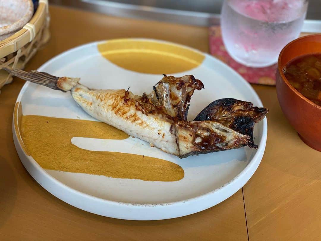 南雲穂波さんのインスタグラム写真 - (南雲穂波Instagram)「インスタを始めた石井ちゃん☻ @yurie_ishii_nbn  先月ランチへ行った時の写真です🐟 石井ちゃんと話していると癒される〜😽  魚&ご飯のお供がどれも美味しくて、ご飯が進む進む… 粒が大きくもっちりとした豊橋産のお米#女神のほほえみ しっかりおかわりしました🍚  #石井祐里枝 #アナウンサー #米と干物と #メーテレアナウンサー #南雲穂波」5月11日 17時40分 - honami_nagumo_nbn