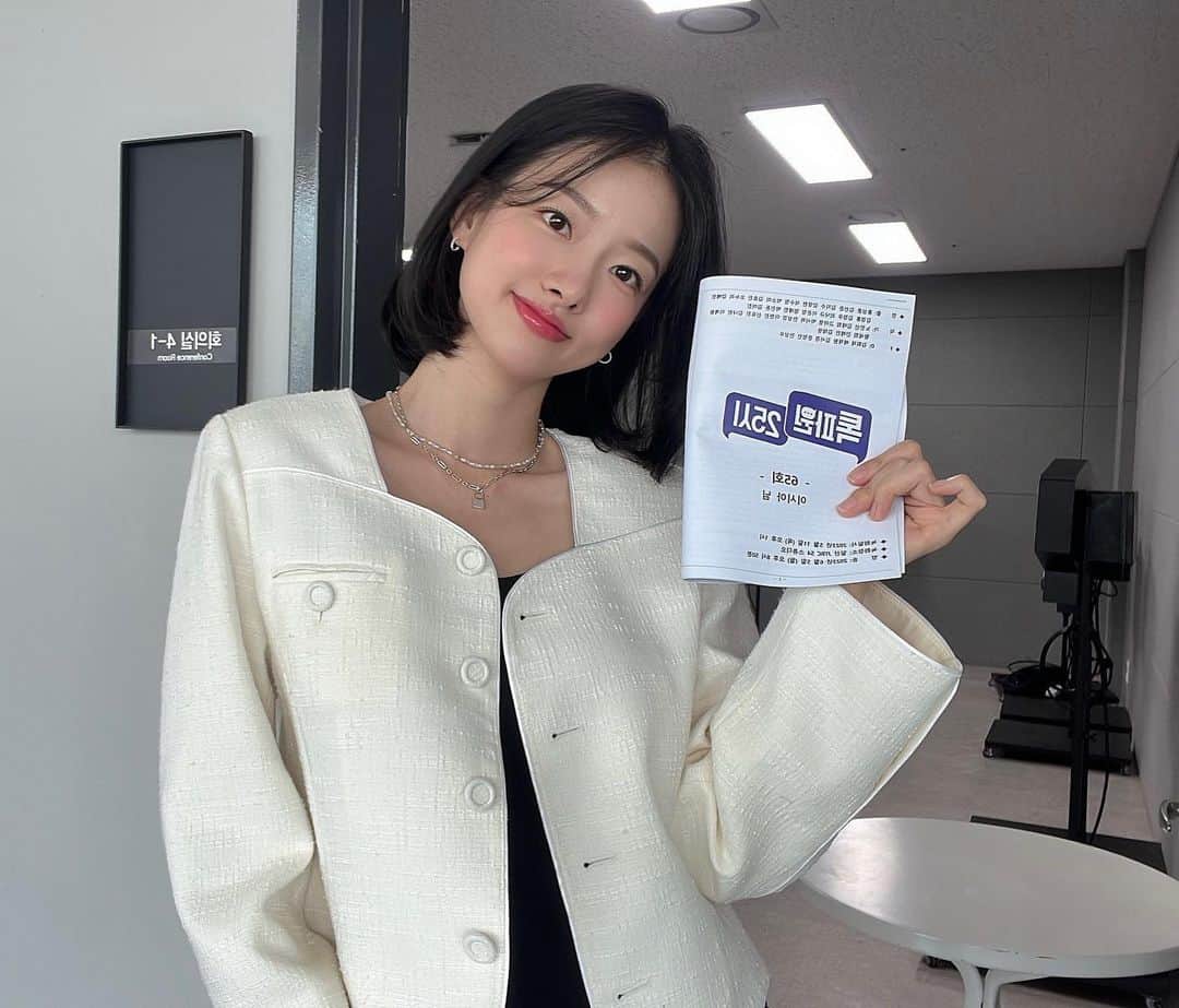 イ・シアのインスタグラム：「Jtbc 톡파원25시  6.5일 방송이예요😎」